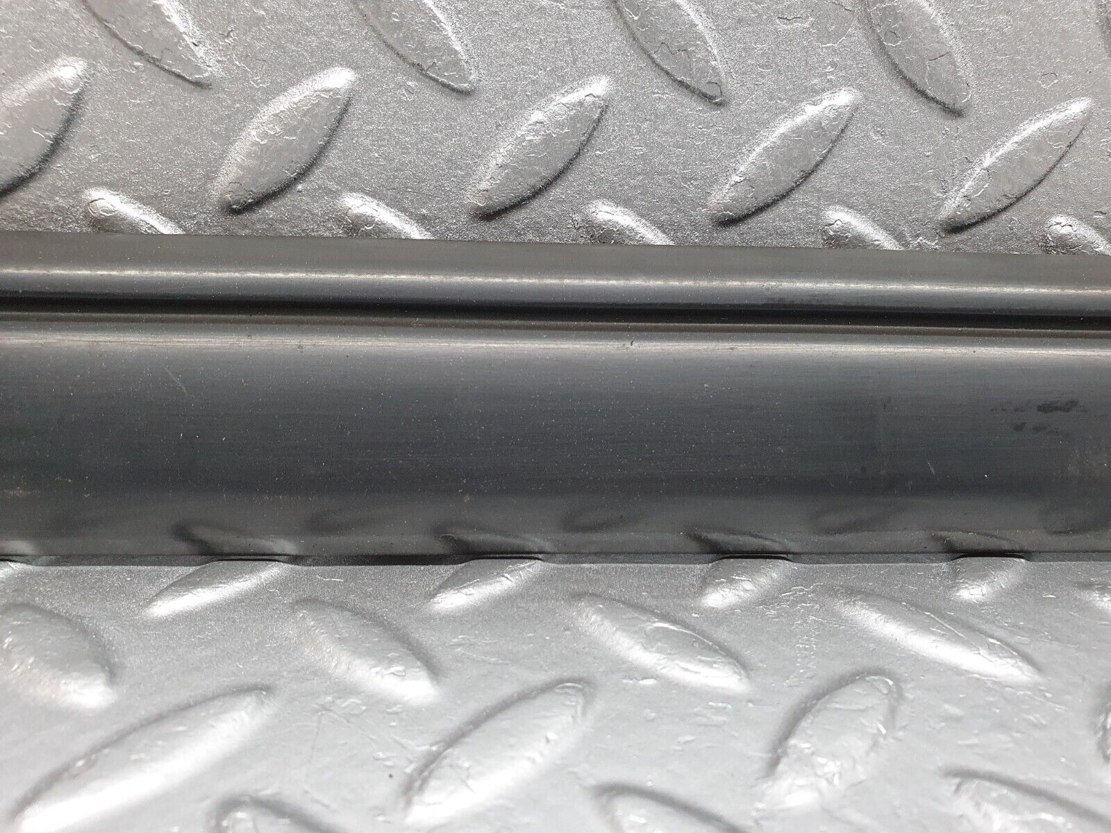 41683 Mercedes-Benz W124 200E Front Right Door Centre Moulding Trim