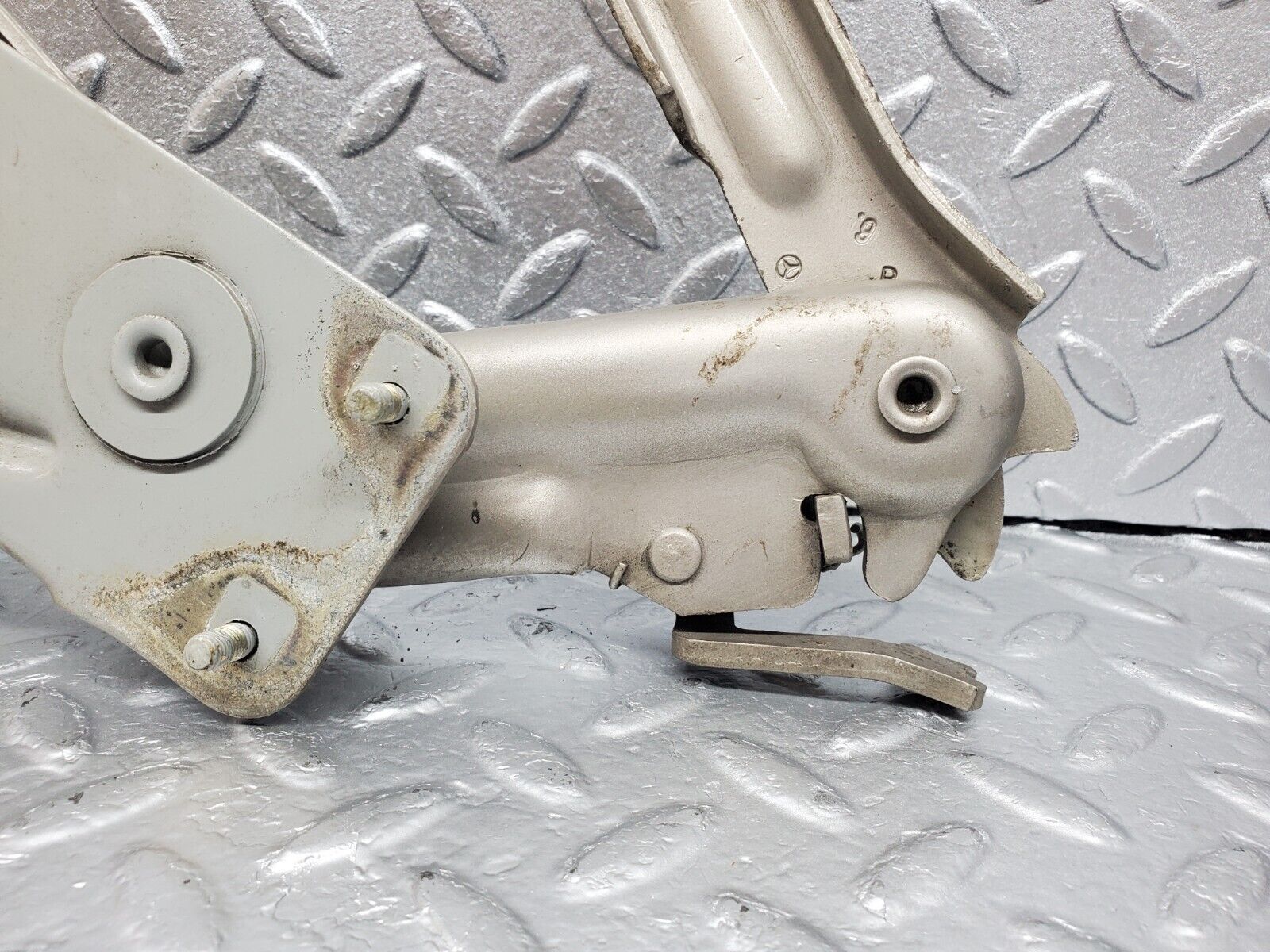 45796 Mercedes-Benz W126 420SE Bonnet Hinge Right Side