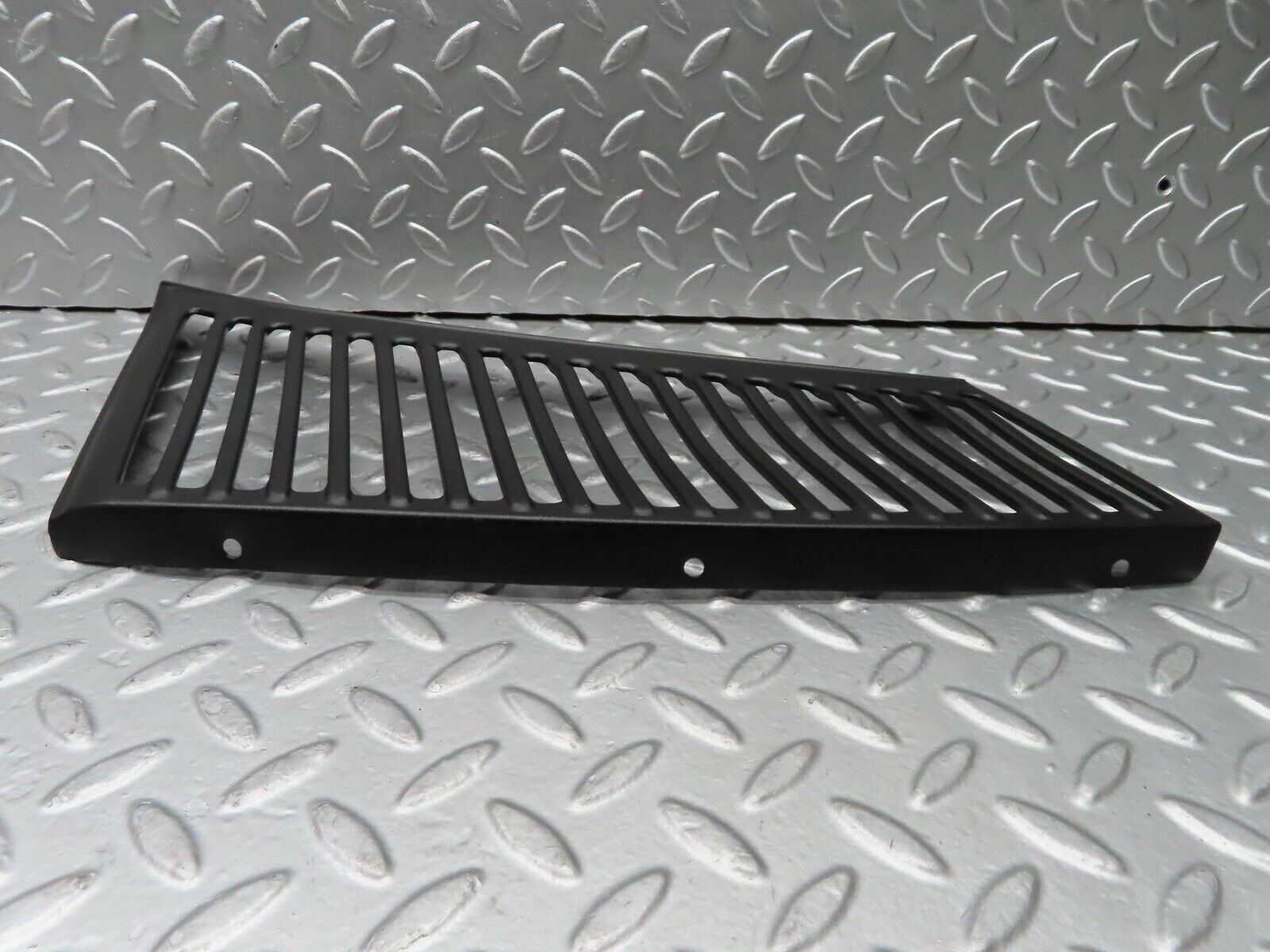 20863 Mercedes-Benz R107 450SL Air Intake Grill Right Side