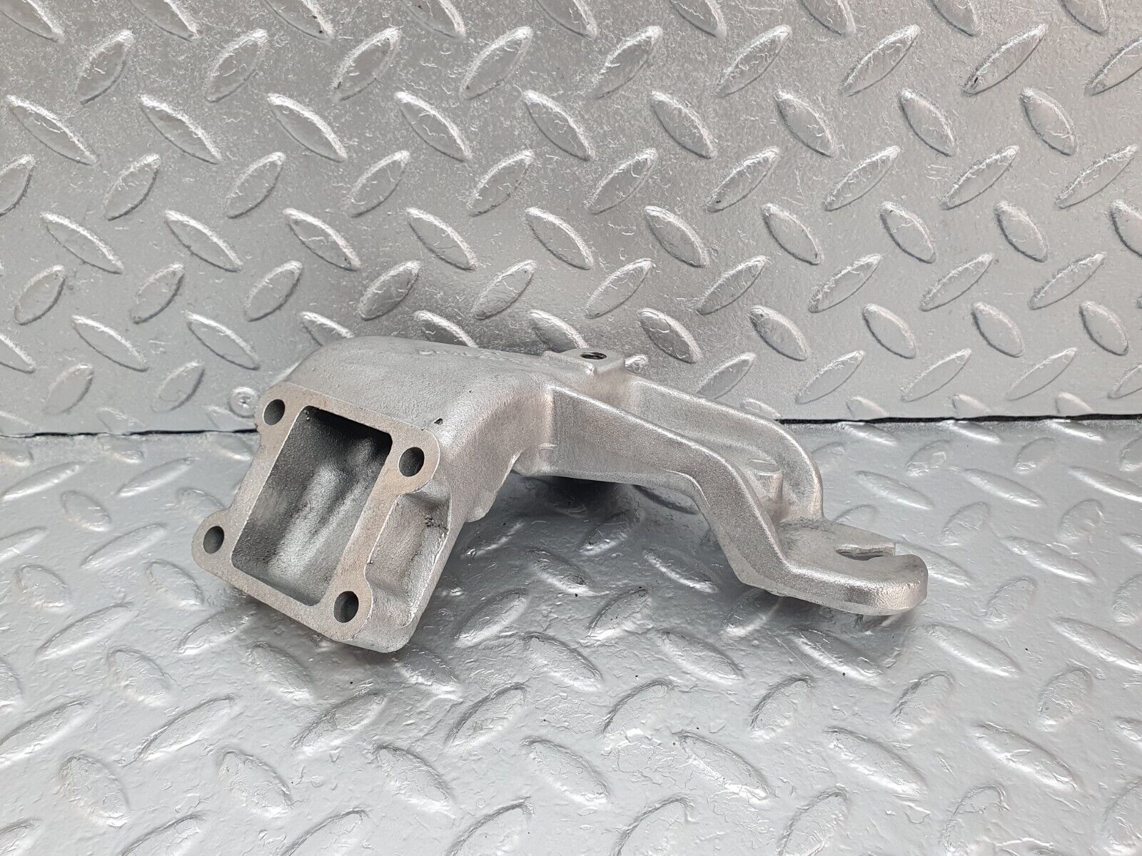 43554 Mercedes-Benz C126 380SEC Coupe Engine Mount Bracket Left 1162235004