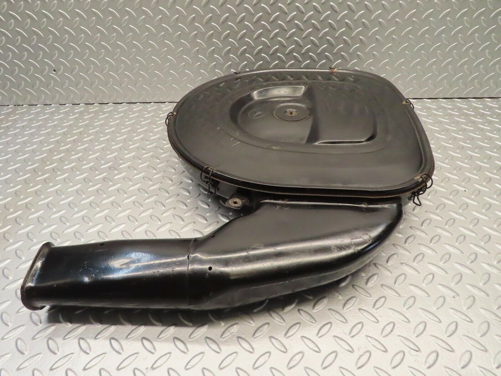 11822 Mercedes-Benz R107 450SL Air Filter Housing 4517485106