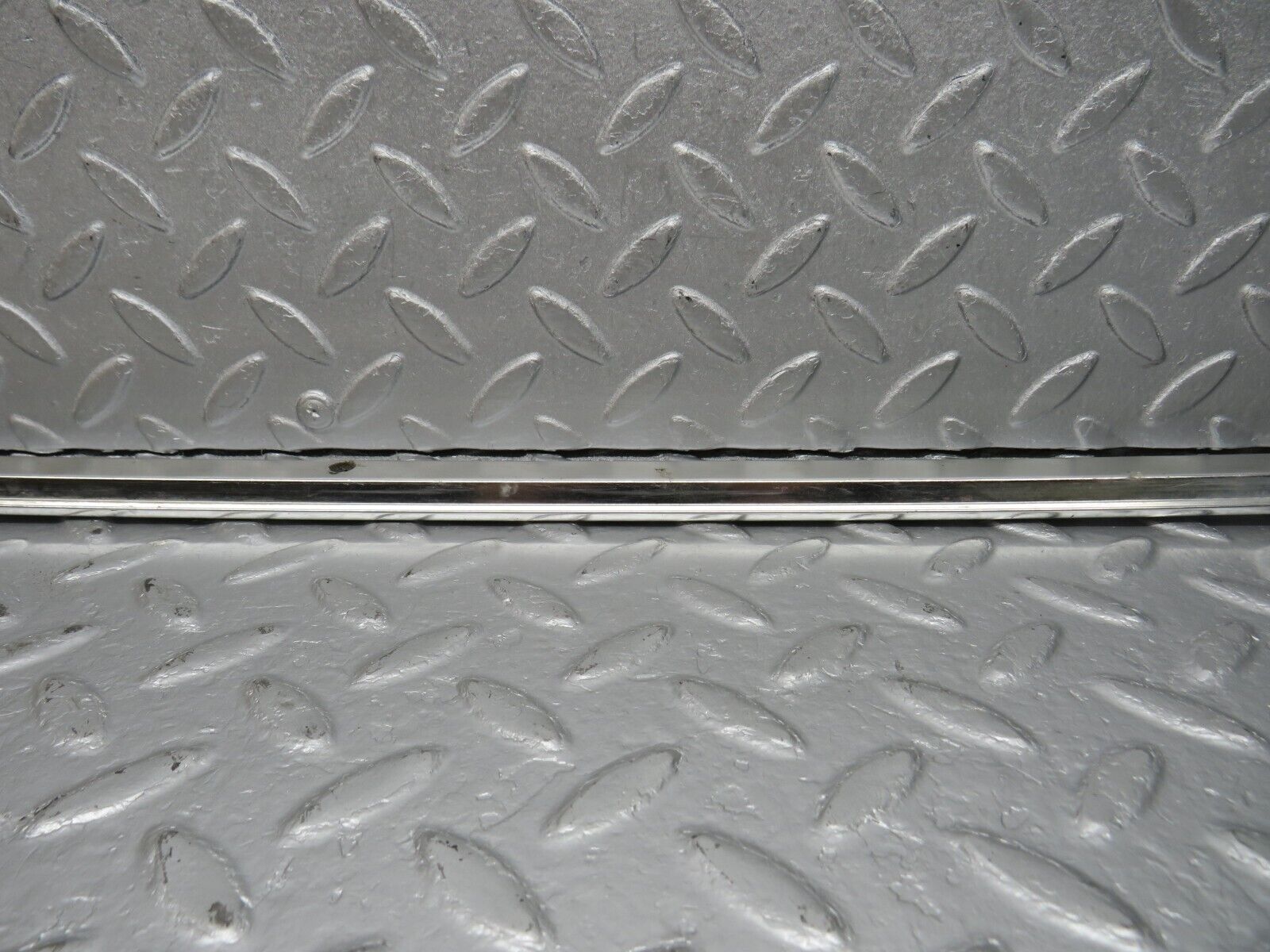 39854 Mercedes-Benz R107 350SL Hardtop Roof Chrome Left Side