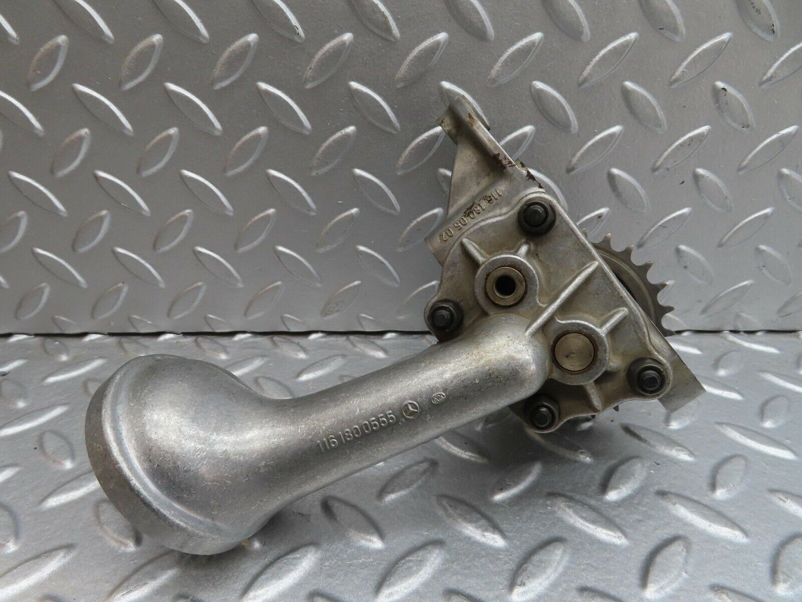 13722 Mercedes-Benz R107 450SL Oil Pump 1161800502