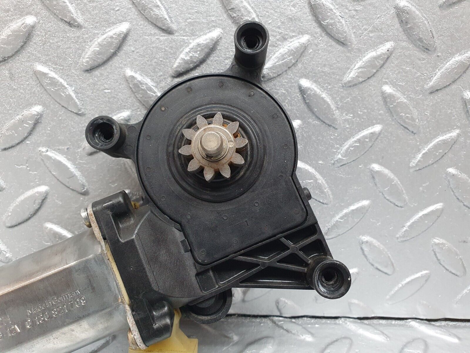 41913 Mercedes-Benz W202 C200 Window Regulator Motor Front Right Bosch 0130821709