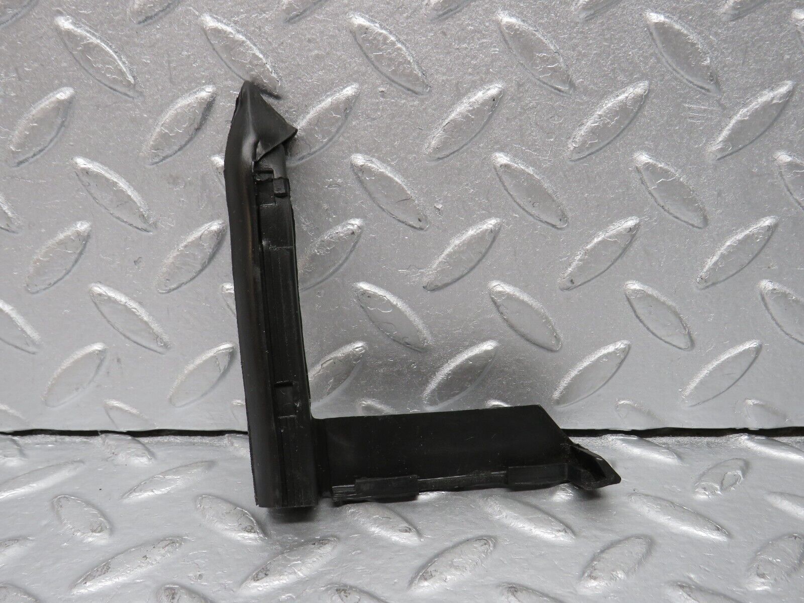 39172 Mercedes-Benz R107 500SL Front Left Rubber Window Guide 1077250125