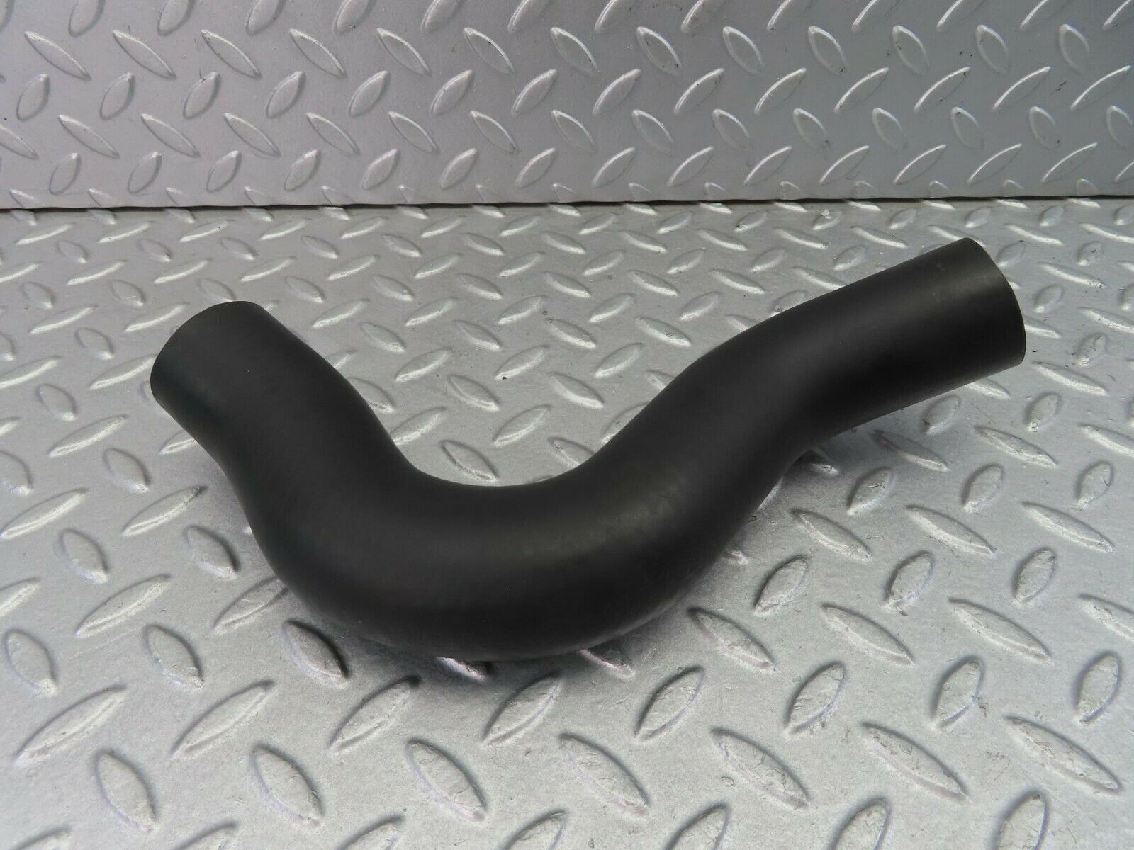 8532 Mercedes-Benz R107 Radiator Hose 1075011082