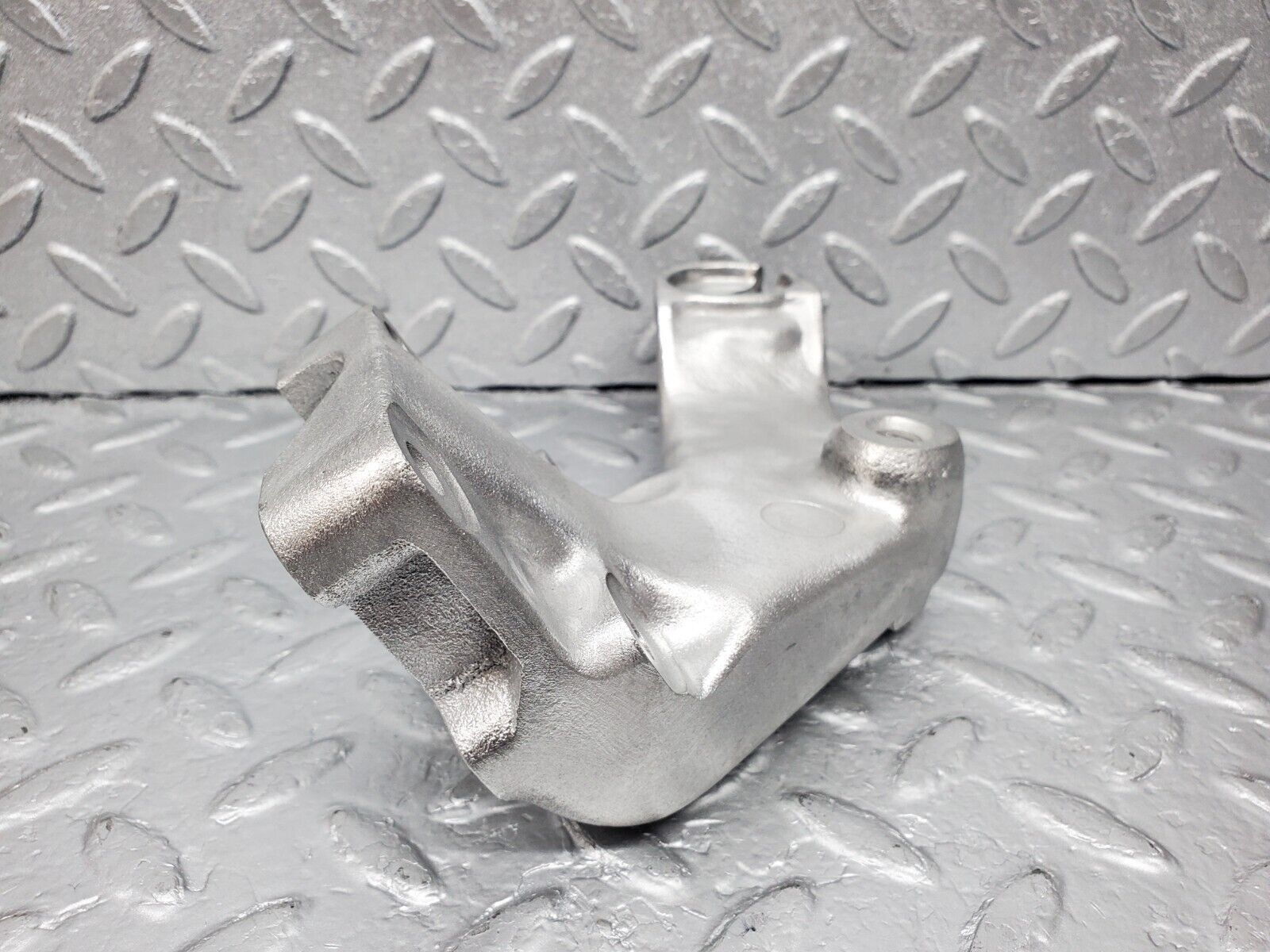 45923 Mercedes-Benz W126 420SE Engine Mount Bracket Left Side 1162235404