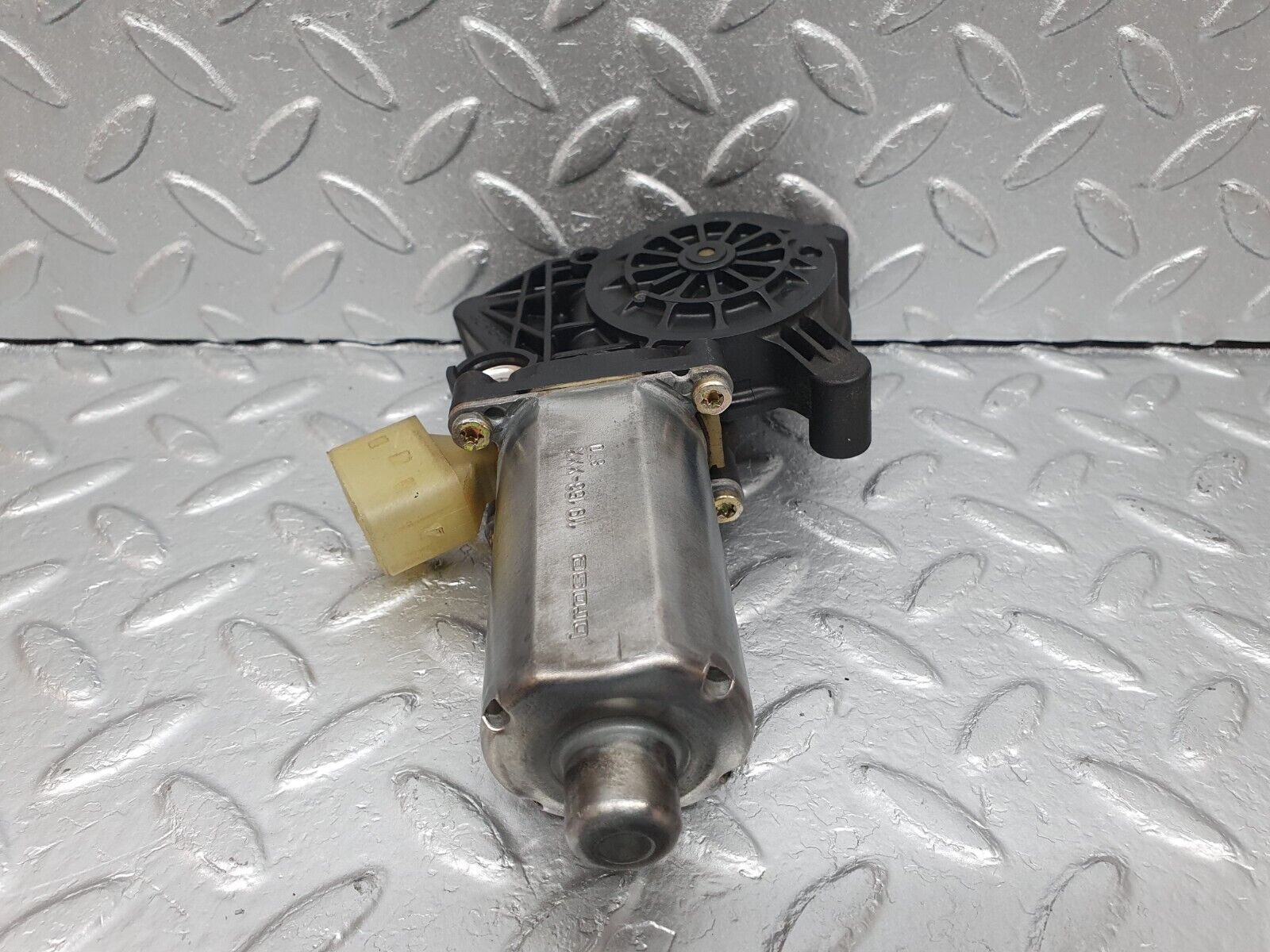 41913 Mercedes-Benz W202 C200 Window Regulator Motor Front Right Bosch 0130821709