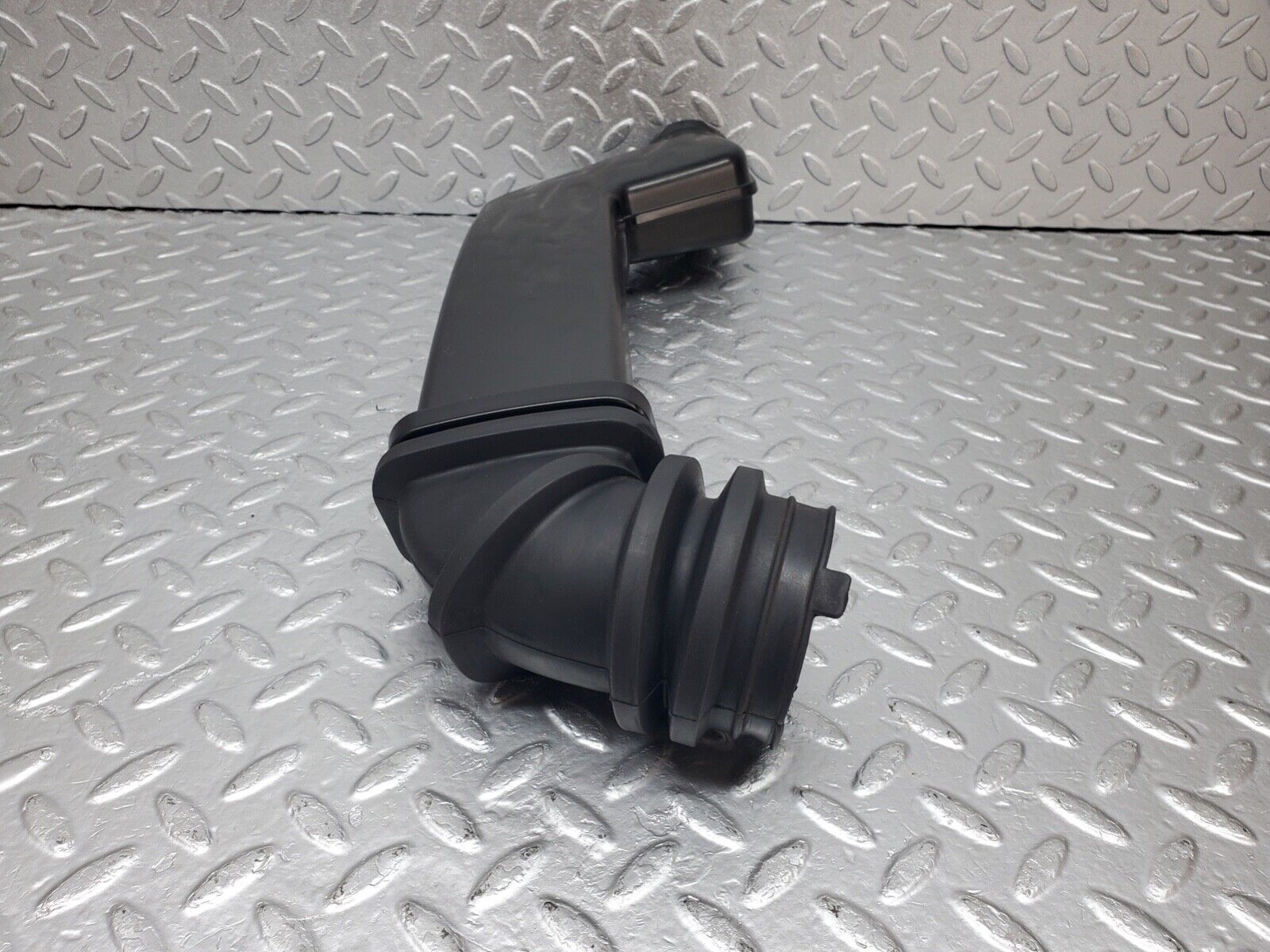 44588 Mercedes-Benz W124 220E Air Intake Pipe 1111400012 1110940091