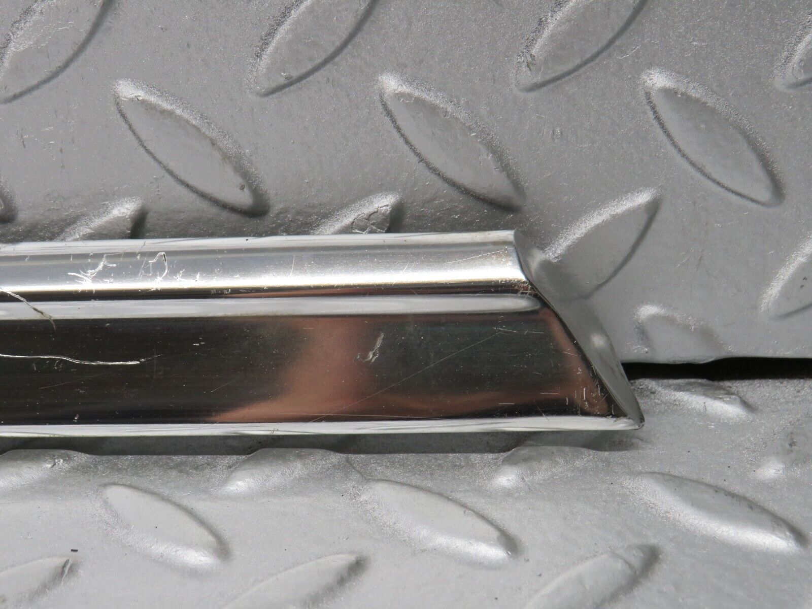 39107 Mercedes-Benz R107 500SL Right Door Chrome Trim