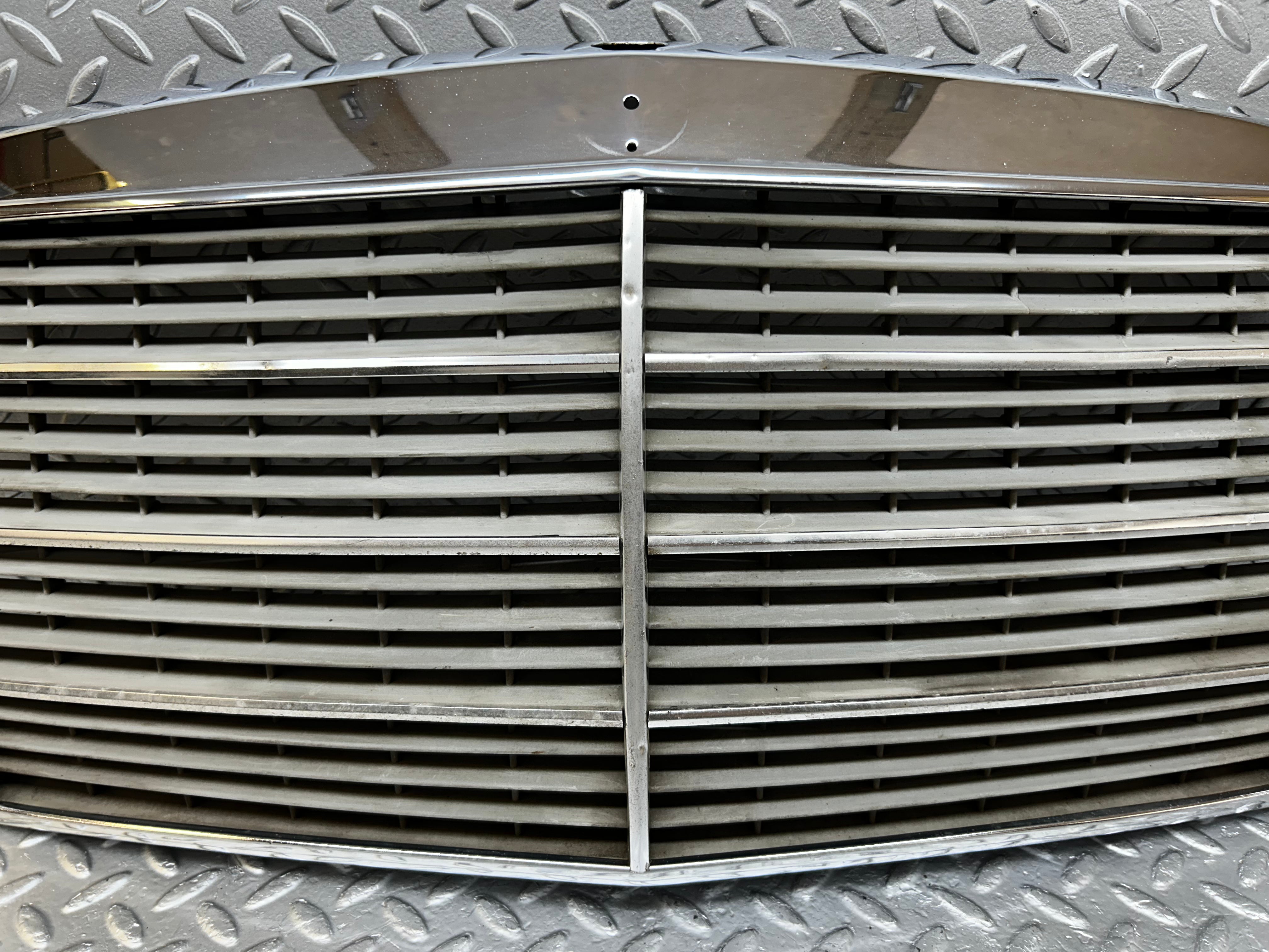 31899 Mercedes-Benz W123 Bonnet Grill Chrome 1238880923