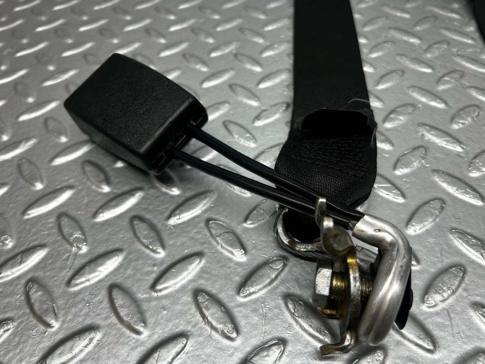 5468 Mercedes-Benz W124 230E Rear Seat Belt Buckles Set 1248608585 1248601696