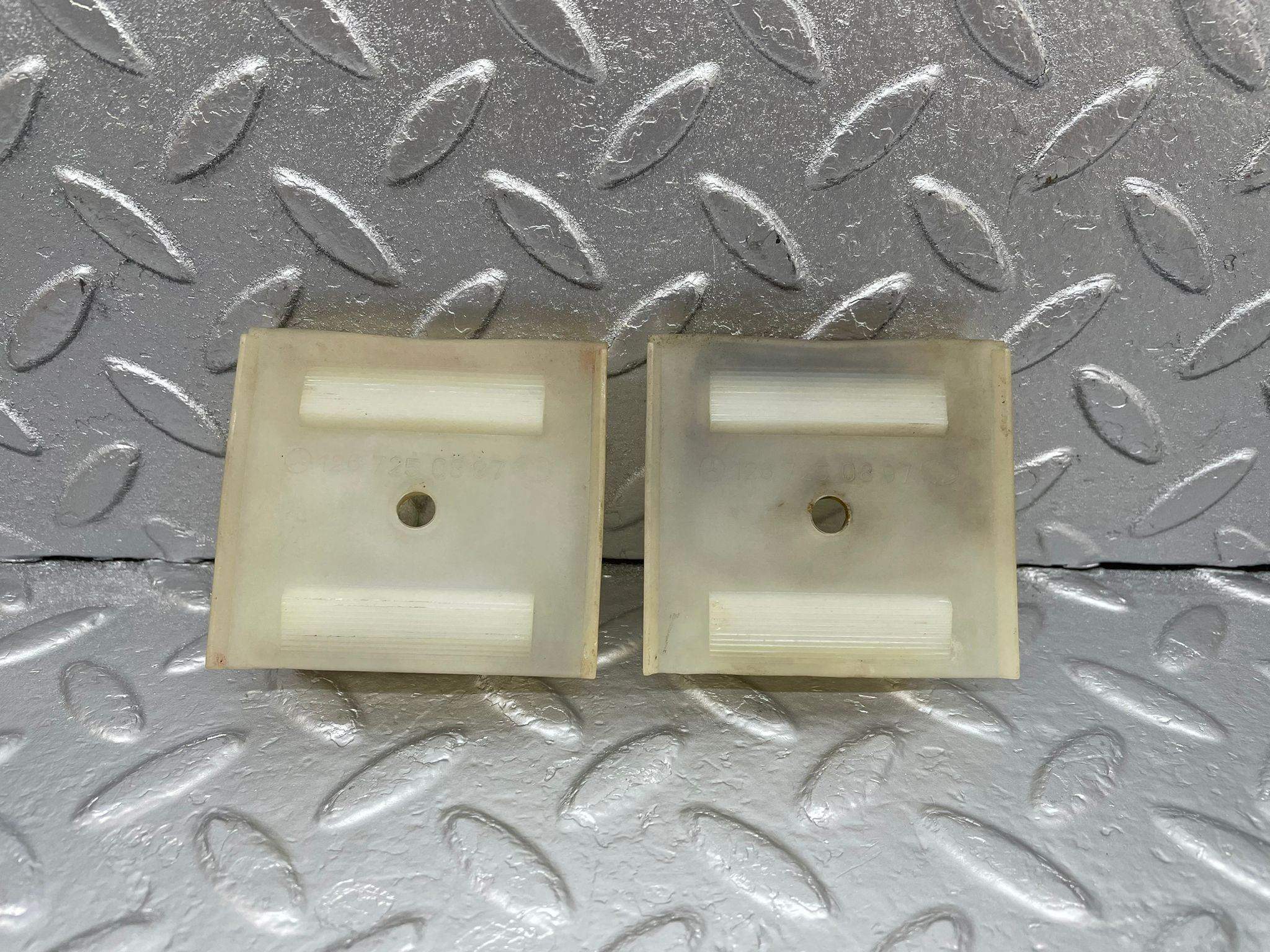 43633 Mercedes-Benz C126 380SEC Coupe Door Window Guide Bracket Plastic 2x 1267250897