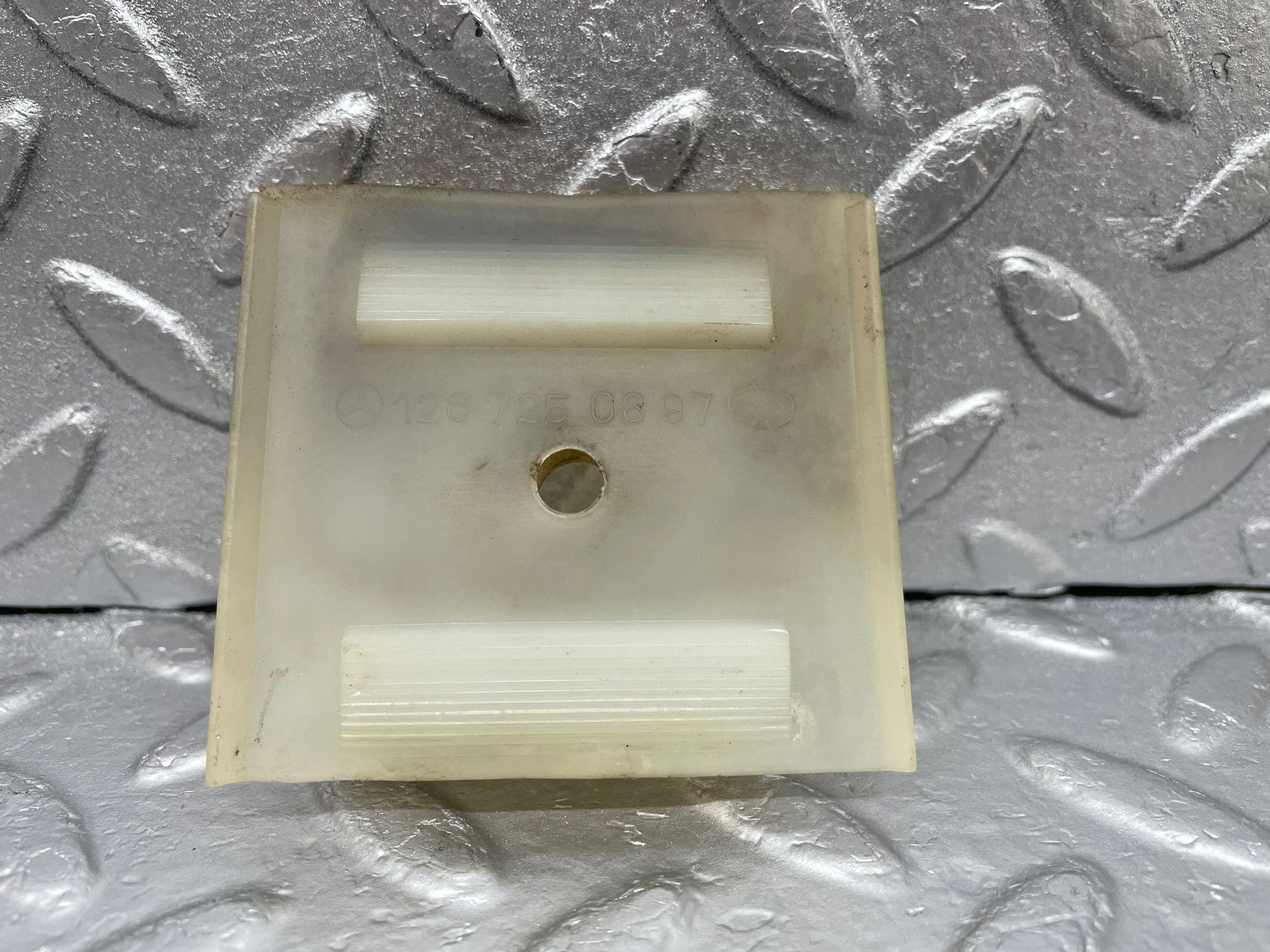 43633 Mercedes-Benz C126 380SEC Coupe Door Window Guide Bracket Plastic 2x 1267250897