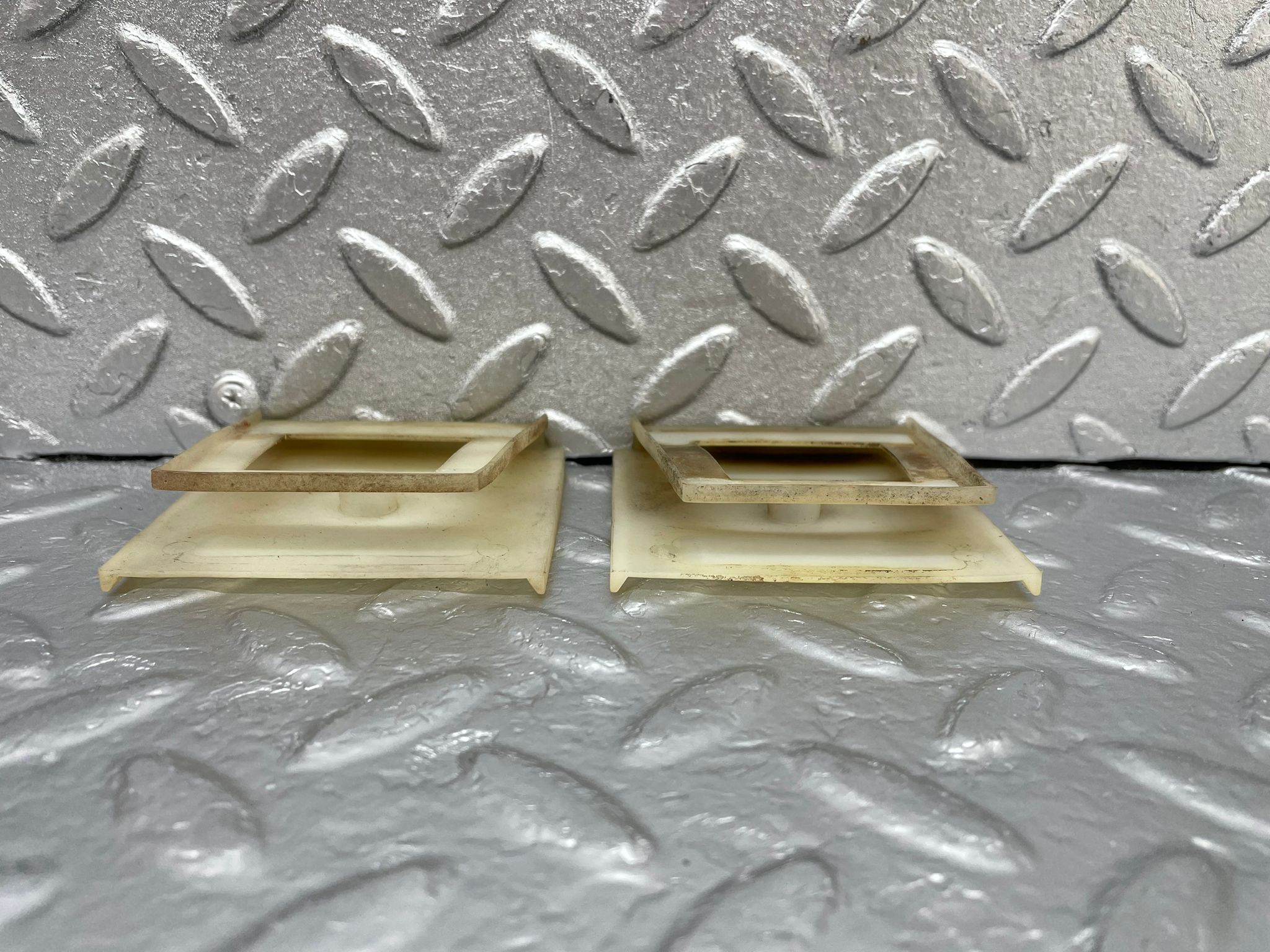 43633 Mercedes-Benz C126 380SEC Coupe Door Window Guide Bracket Plastic 2x 1267250897