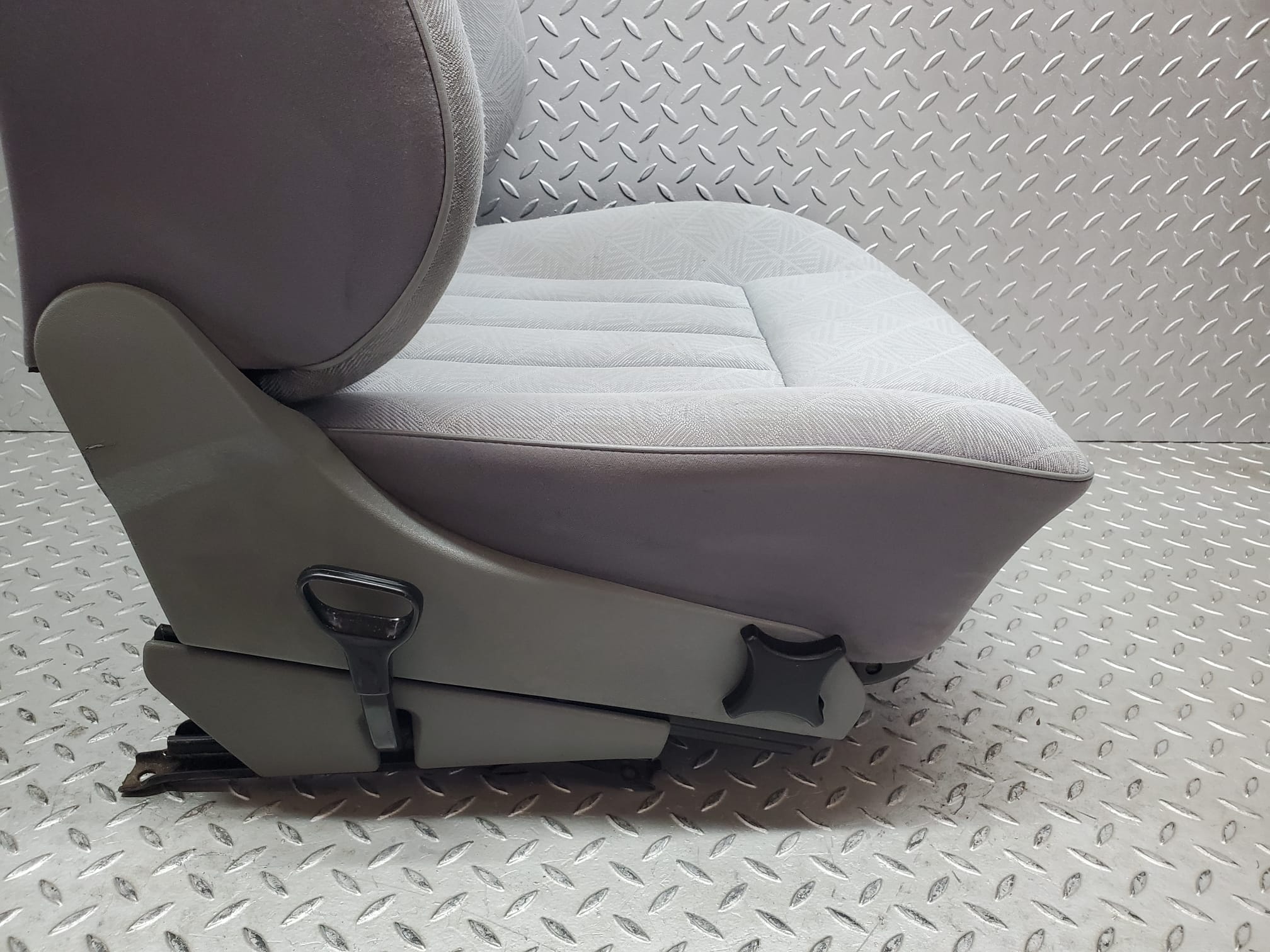44737 Mercedes-Benz W124 220E Front Right Driver Side Seat Grey 1249104150