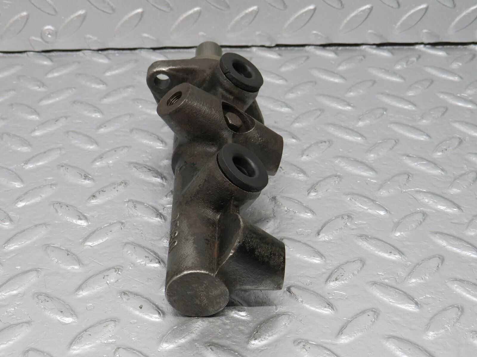 40703 Mercedes-Benz W123 300D Brake Master Cylinder Bendix