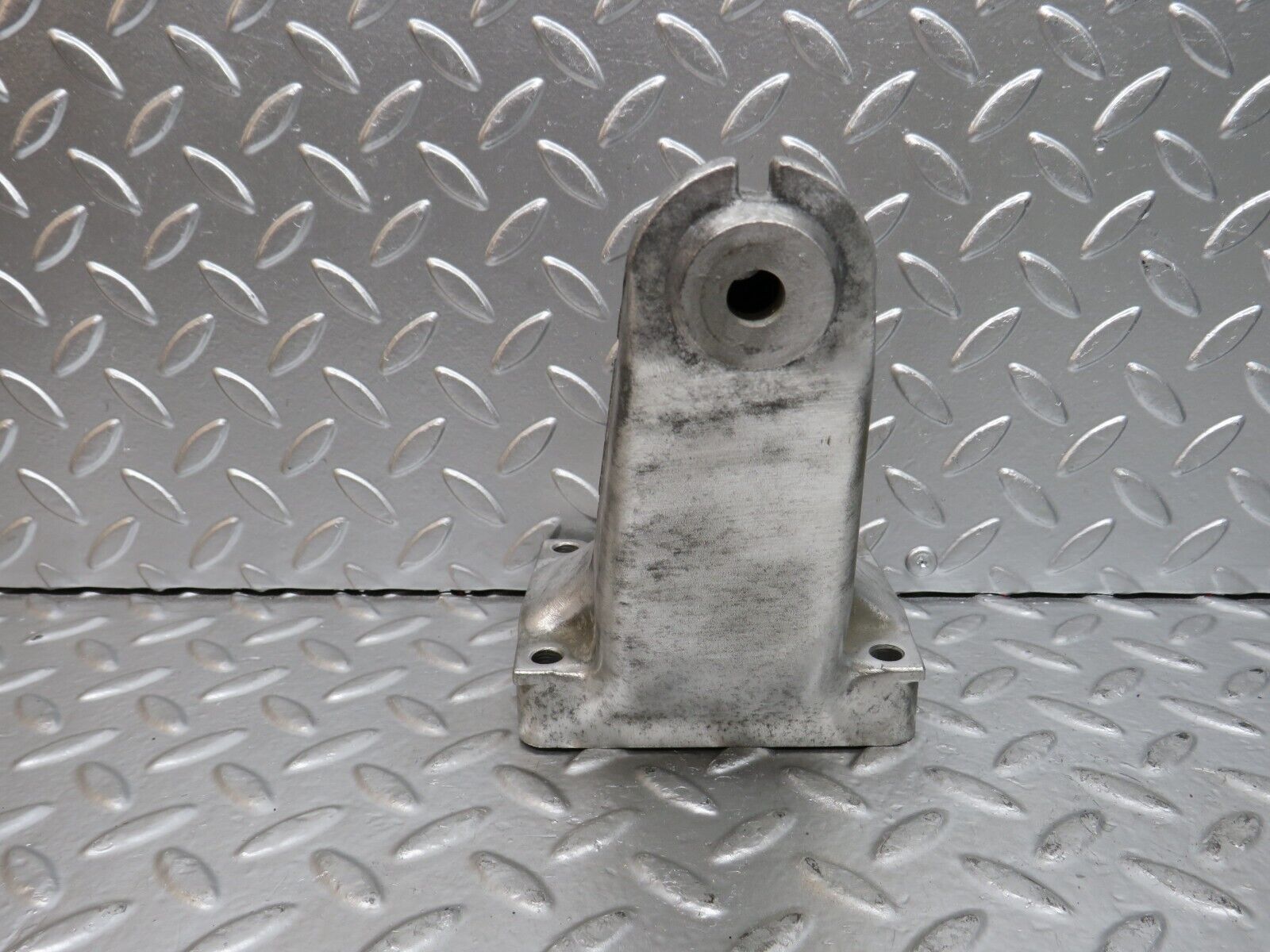 24832 Mercedes-Benz W140 S320 Engine Mount Bracket Left Side 6032235204