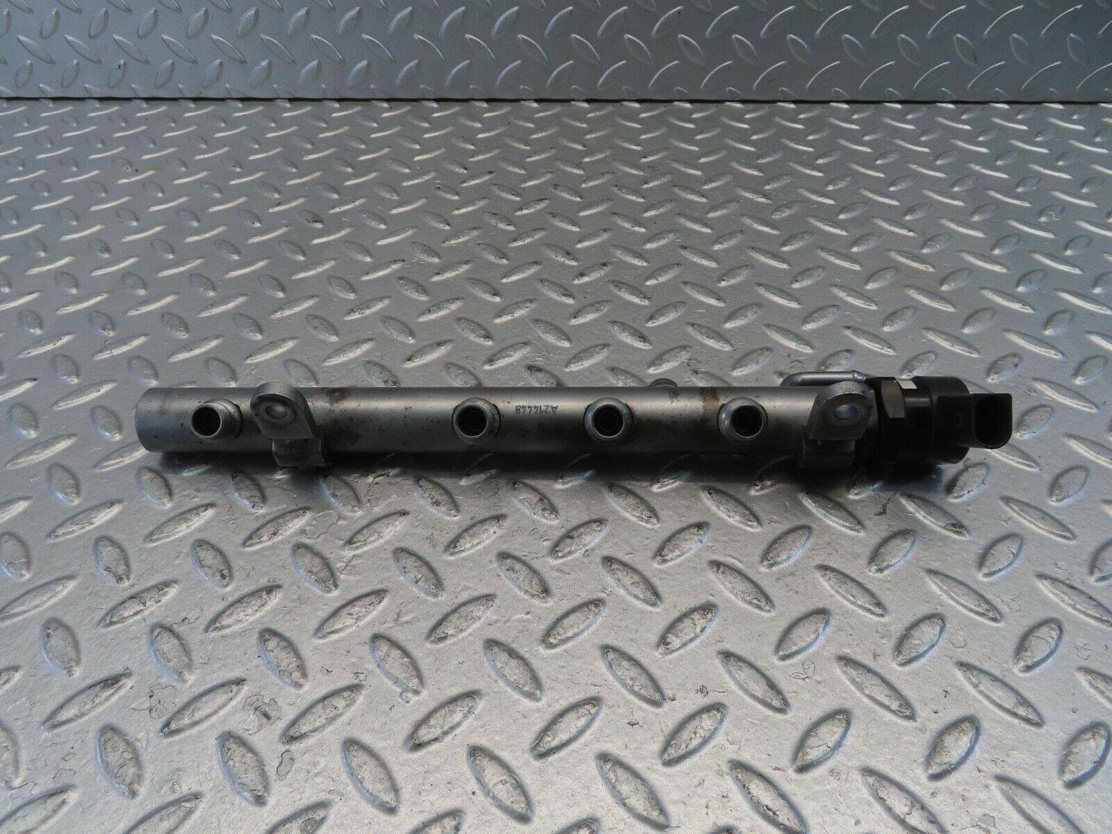 11208 Mercedes-Benz W221 S320 Fuel Rail Left Side With Pressure Sensor