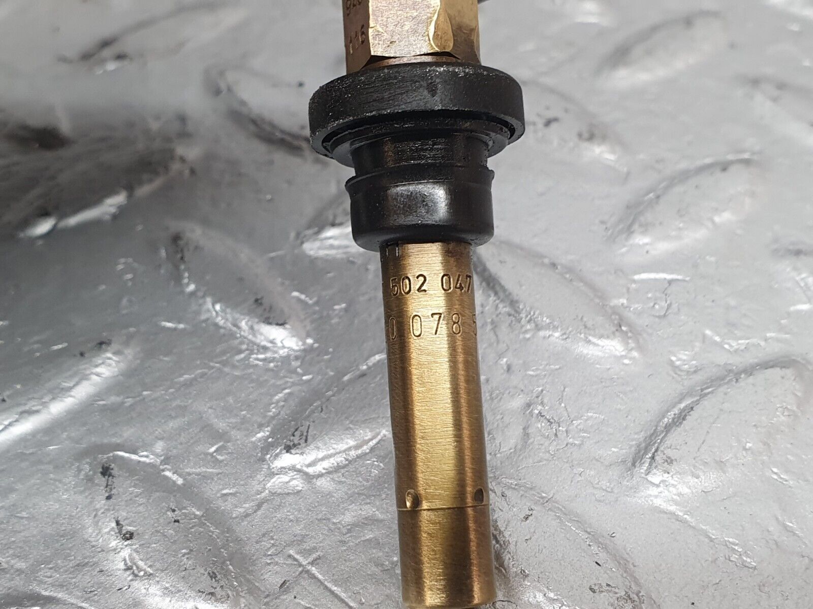 41032 Mercedes-Benz W126 300SE Fuel Injector Bosch 0000785623 0437502047