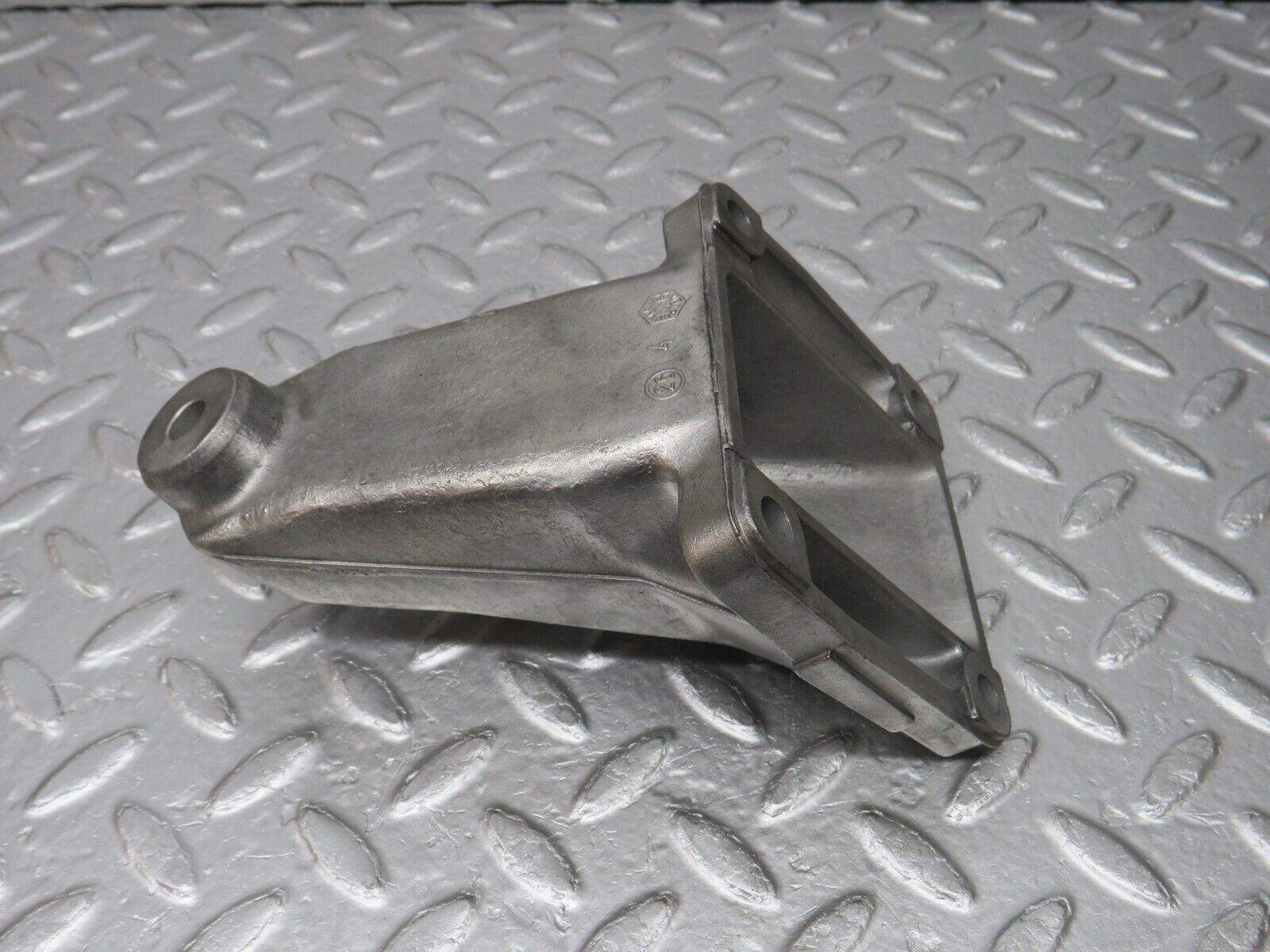 33532 Mercedes-Benz W202 C180 Engine Mount Bracket Left Side 1112230904