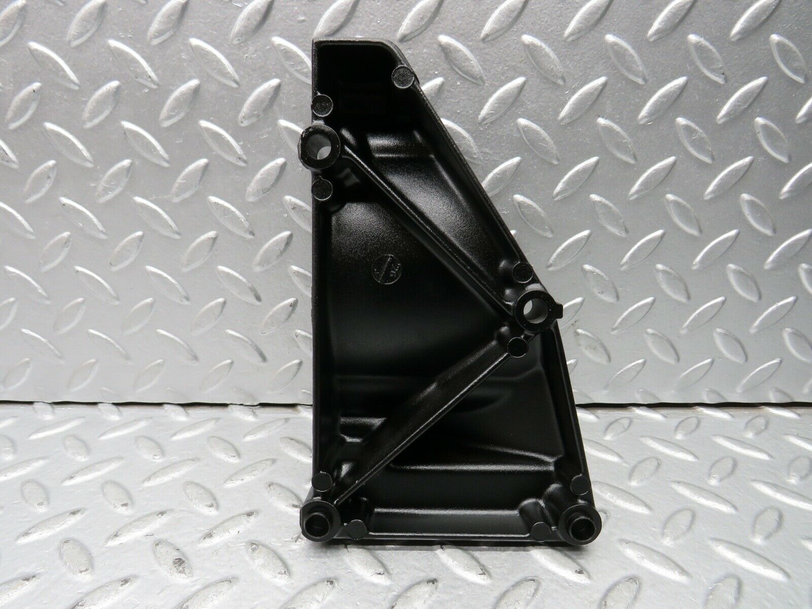 21772 Mercedes-Benz W126 300SE Alternator Generator Bracket 1031550435