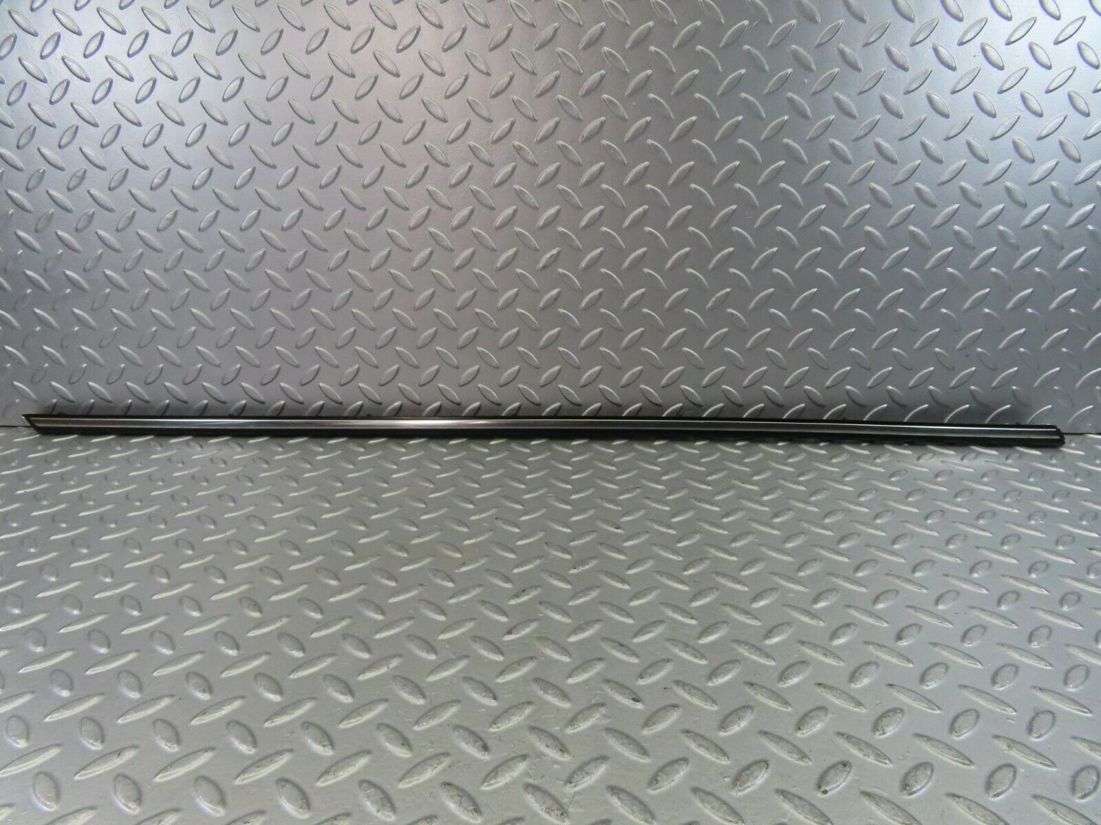 10258 Mercedes-Benz W123 Front Left Door Centre Moulding Trim
