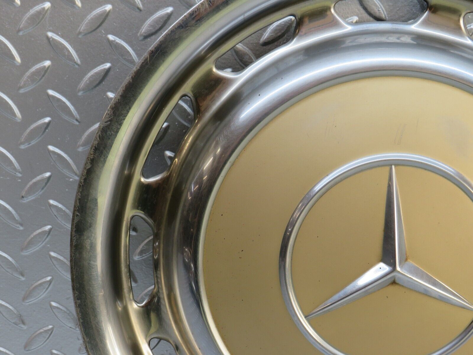 28408 Mercedes-Benz S123 240D Wagon Wheel Trim Hub Cap 14"