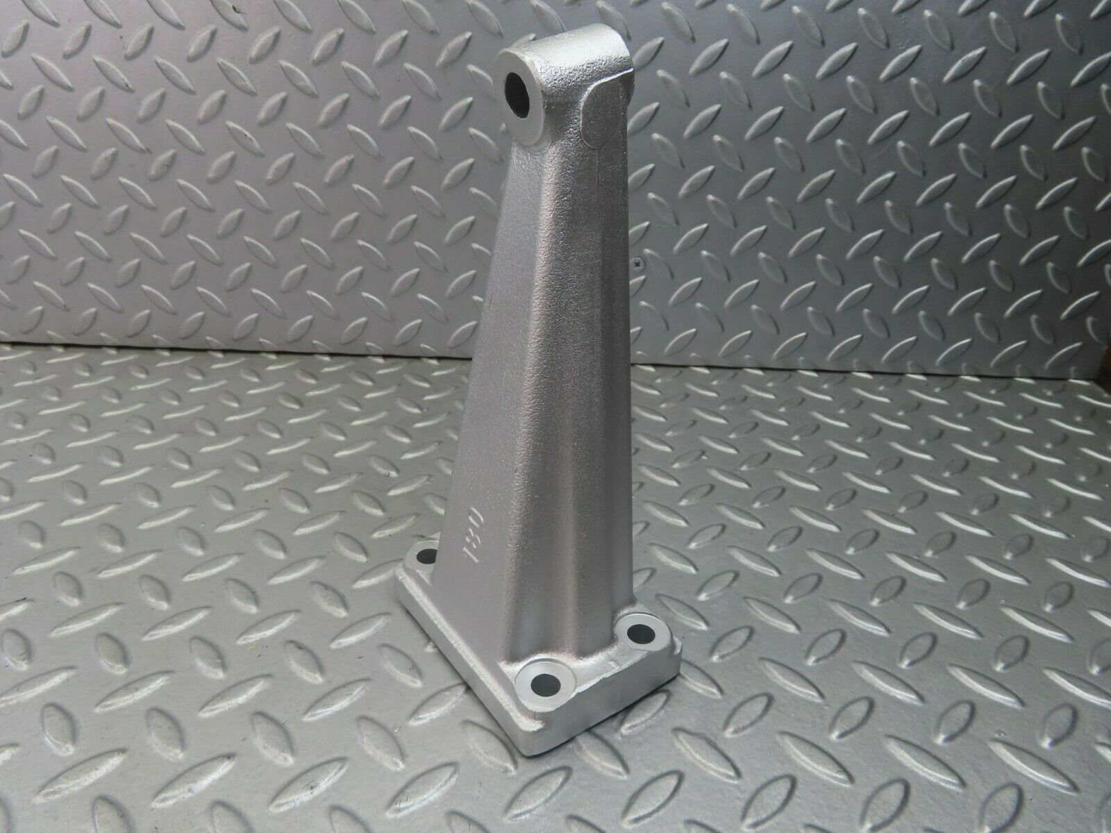 8337 Mercedes-Benz W108 Engine Mount Bracket Right Side 1802232504