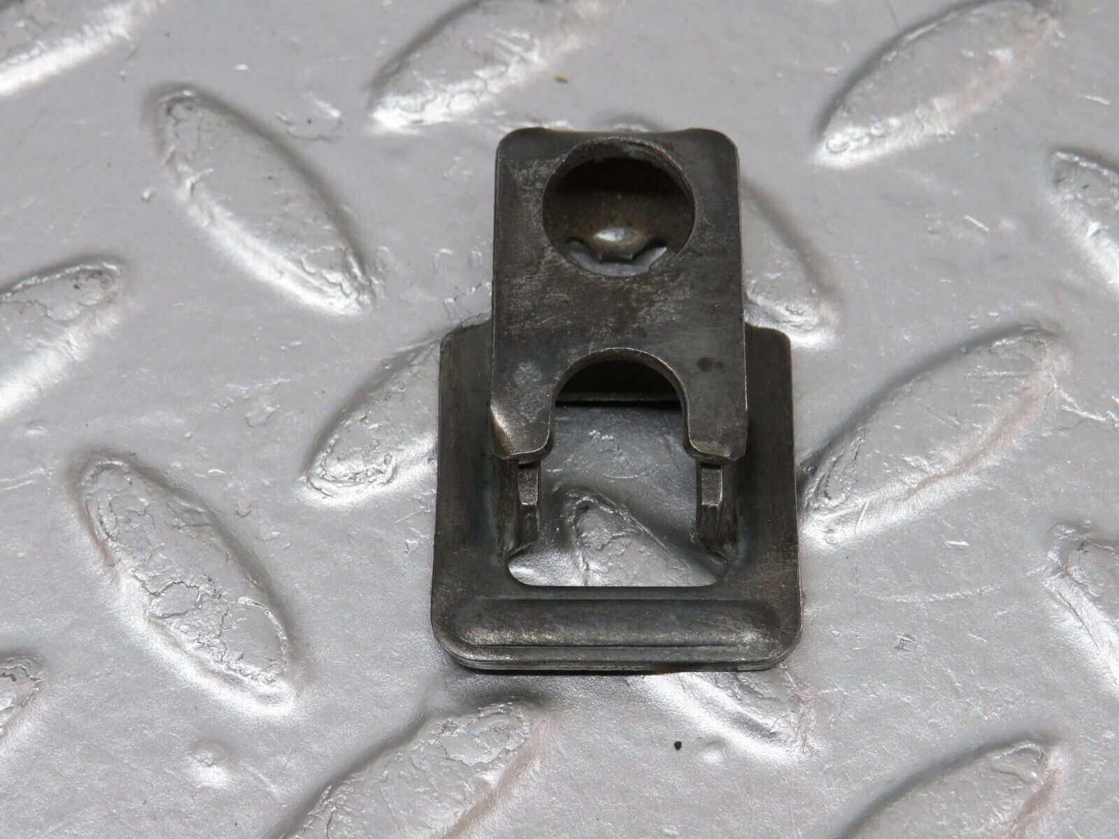 34130 Mercedes-Benz W124 260E Fuel Injector Bracket 2x