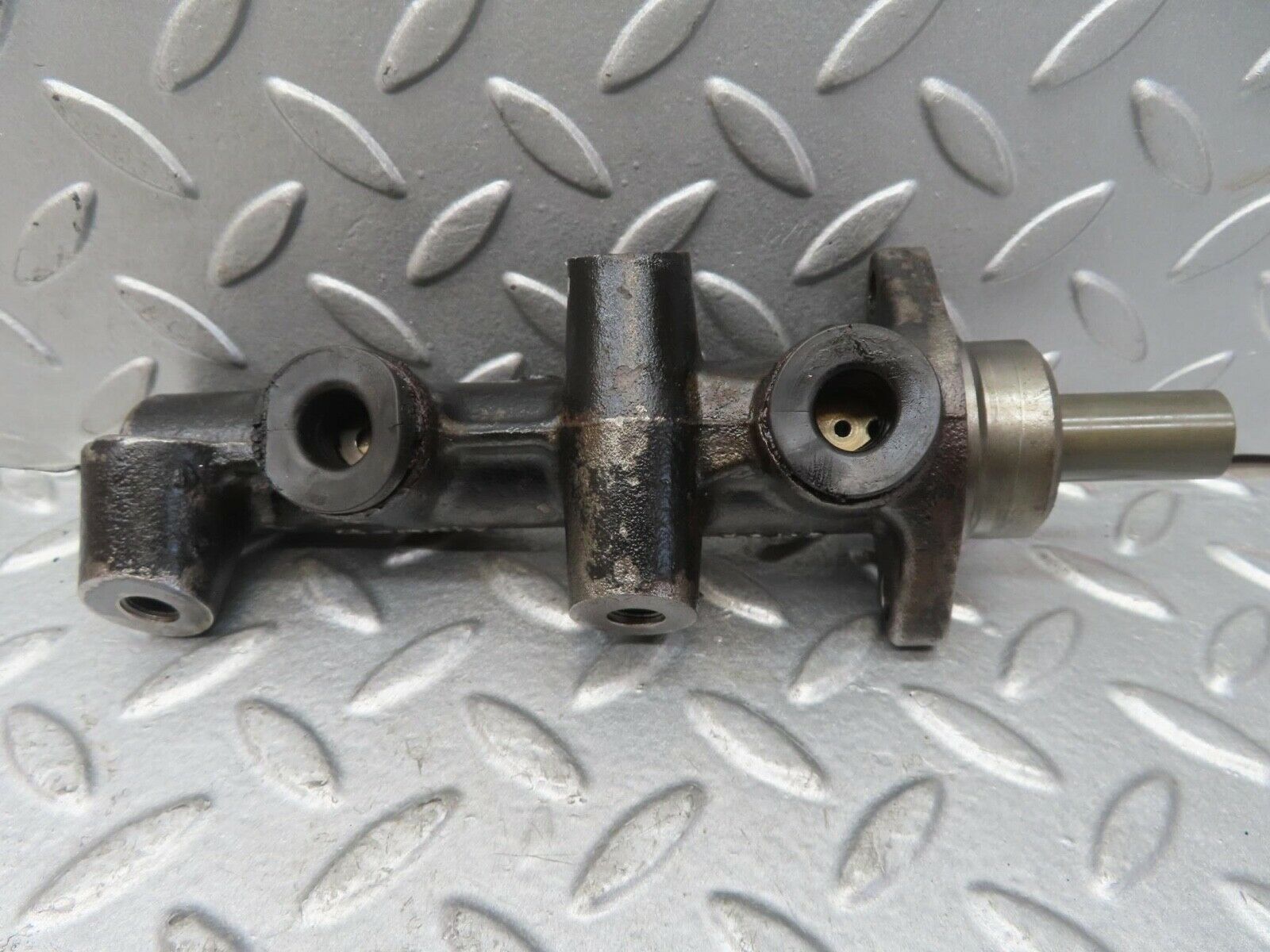 13683 Mercedes-Benz W123 200 Brake Master Cylinder Bendix 2530