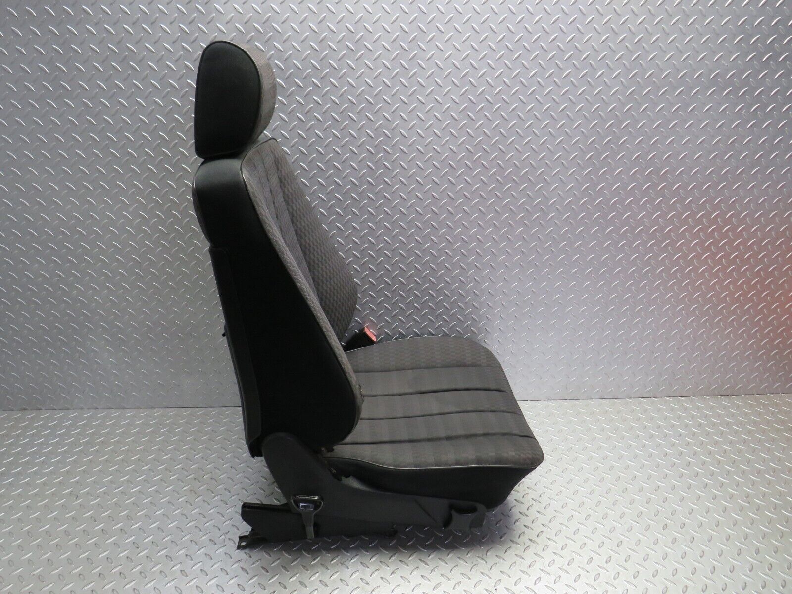 31576 Mercedes-Benz W201 190LE 1.8L Front Right Driver Seat Black
