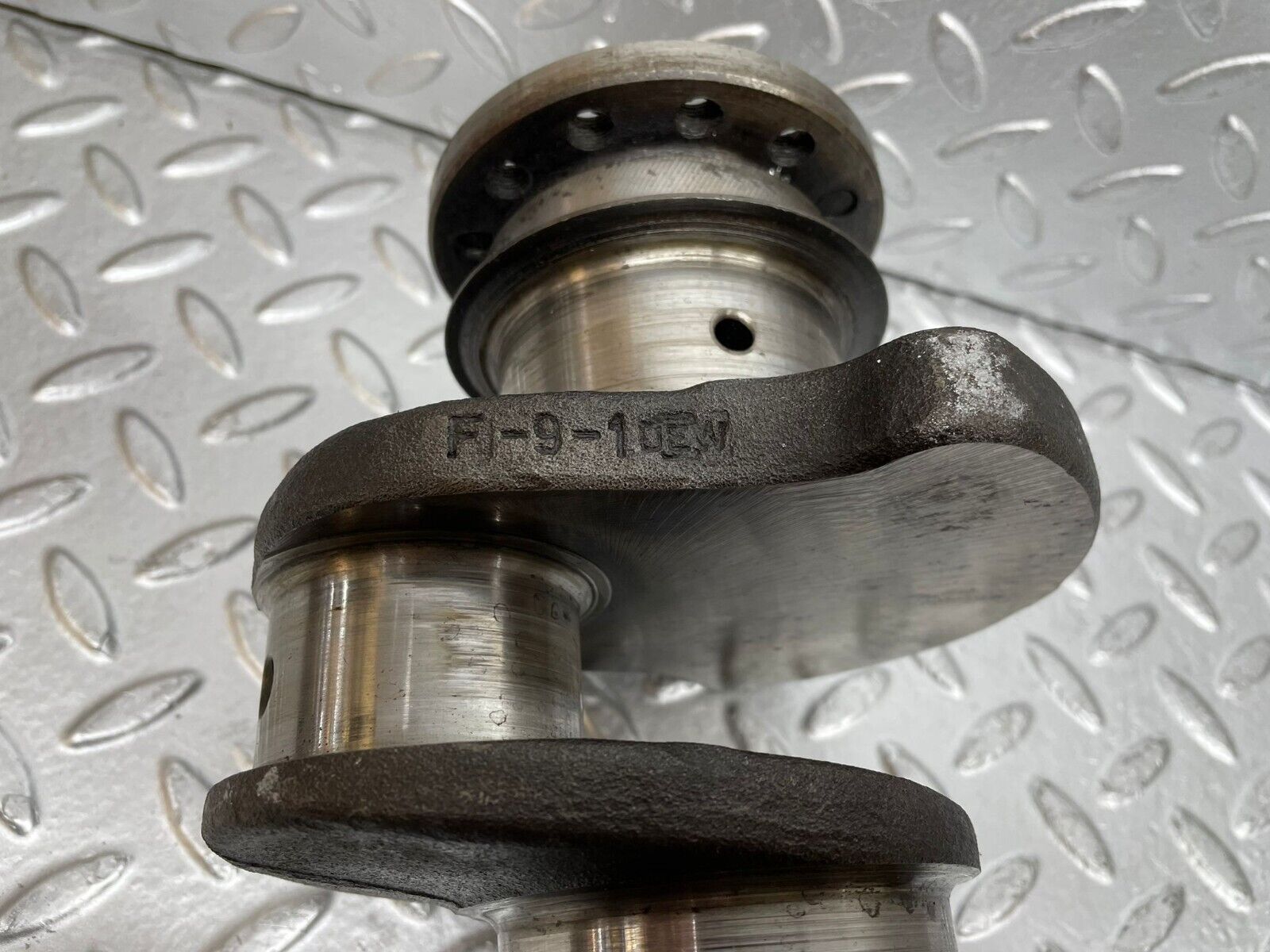 0349 Mercedes-Benz W123 220D Crankshaft  61504