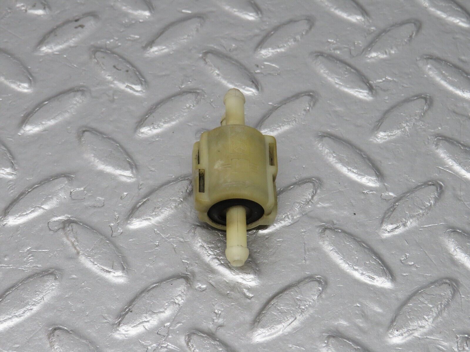 40689 Mercedes-Benz W123 300D Windscreen Washer Fluid Distributor