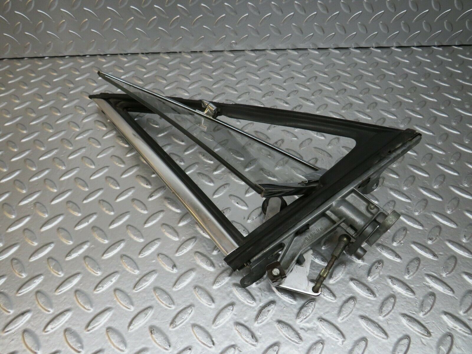 24585 Mercedes-Benz W108 Front Right Quarter Window