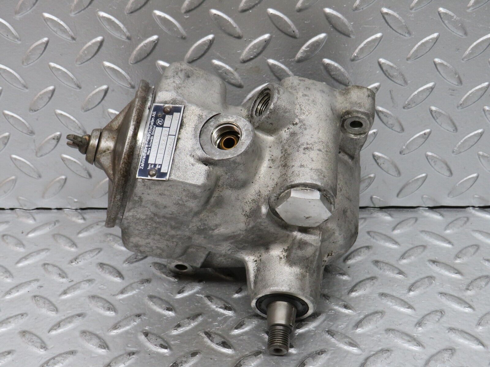 28121 Mercedes-Benz W123 280E Power Steering Pump 1164602480 7672900424