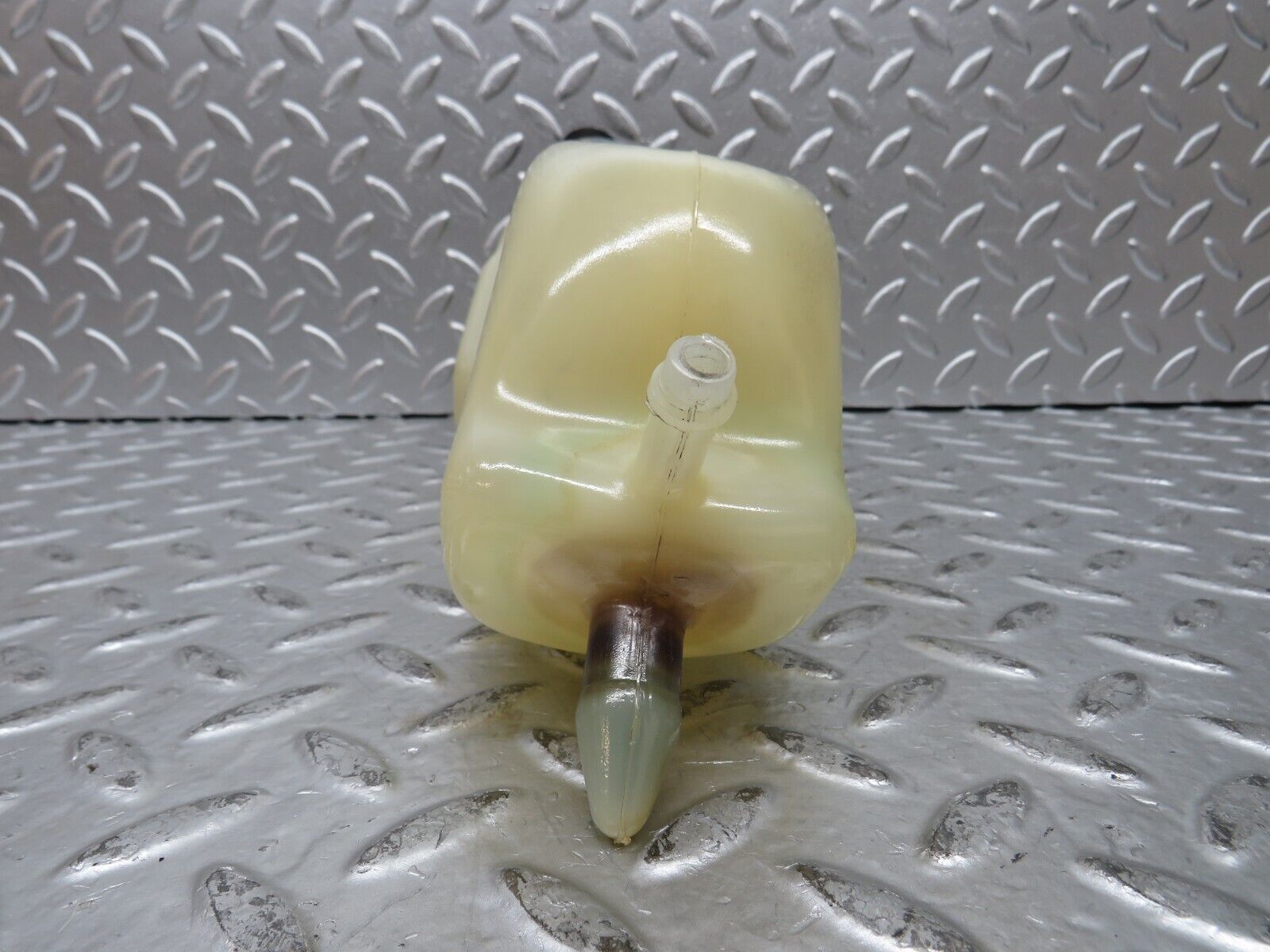 27598 Mercedes-Benz S124 300TE Hydraulic Suspension Fluid Reservoir 0009899103