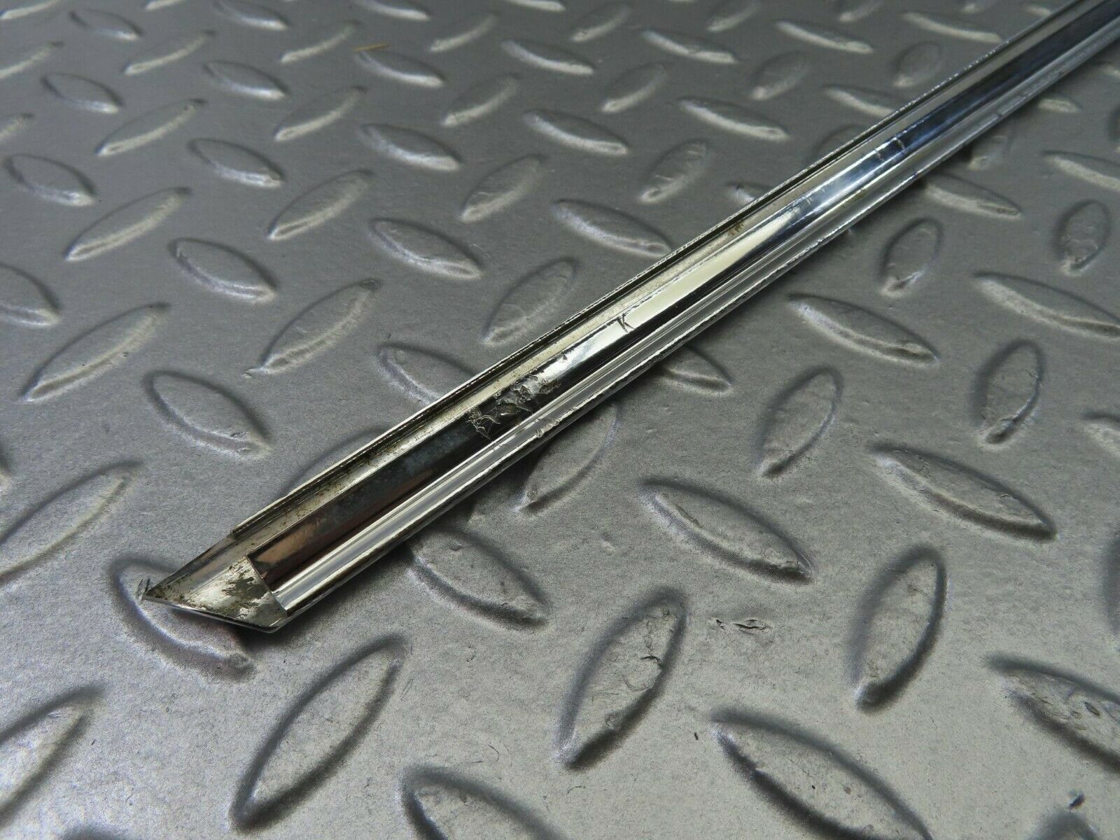 10816 Mercedes-Benz W123 230E Front Left Door Chrome Moulding Trim