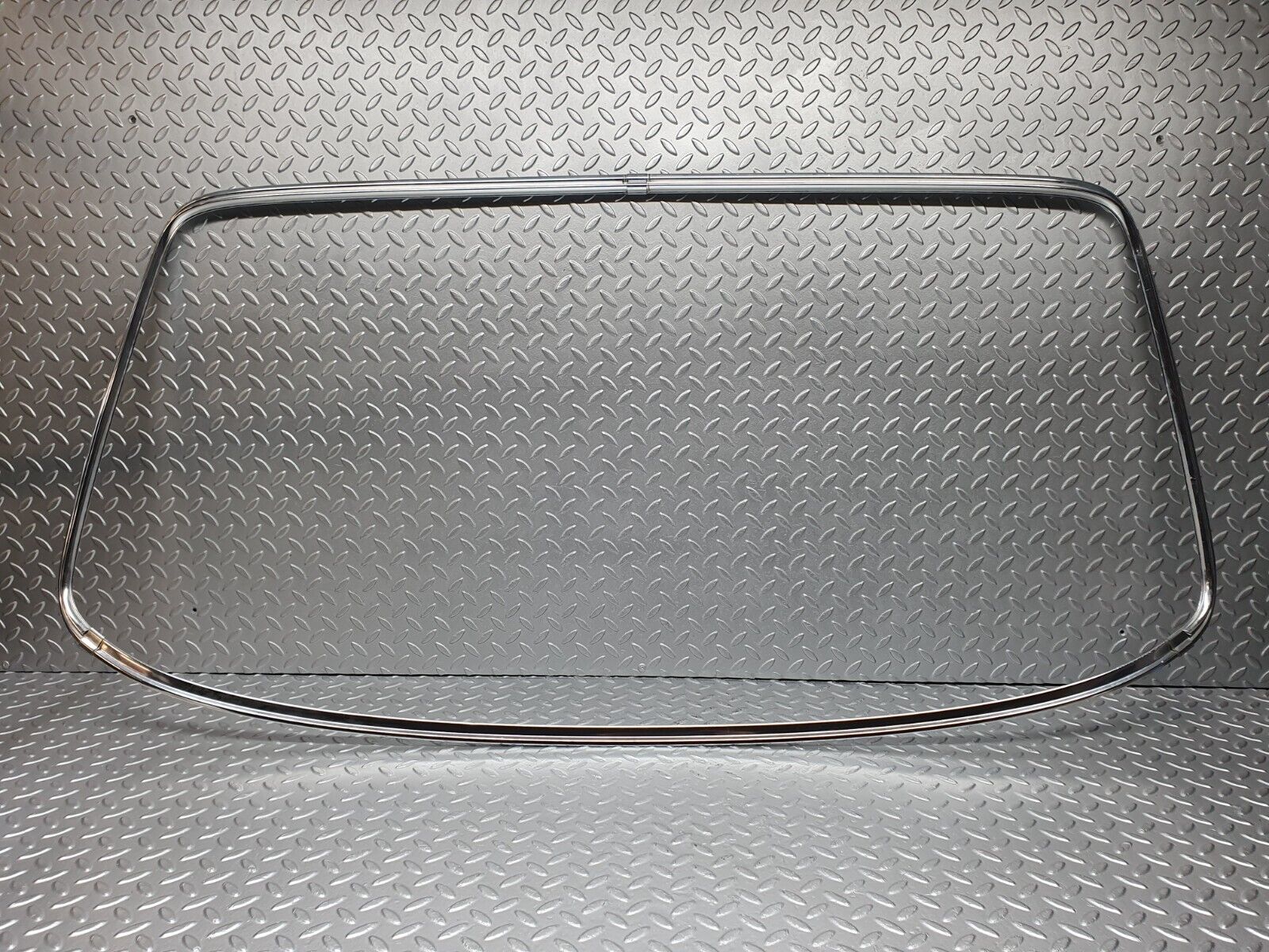 40771 Mercedes-Benz W123 300D Rear Windscreen Chrome Frame