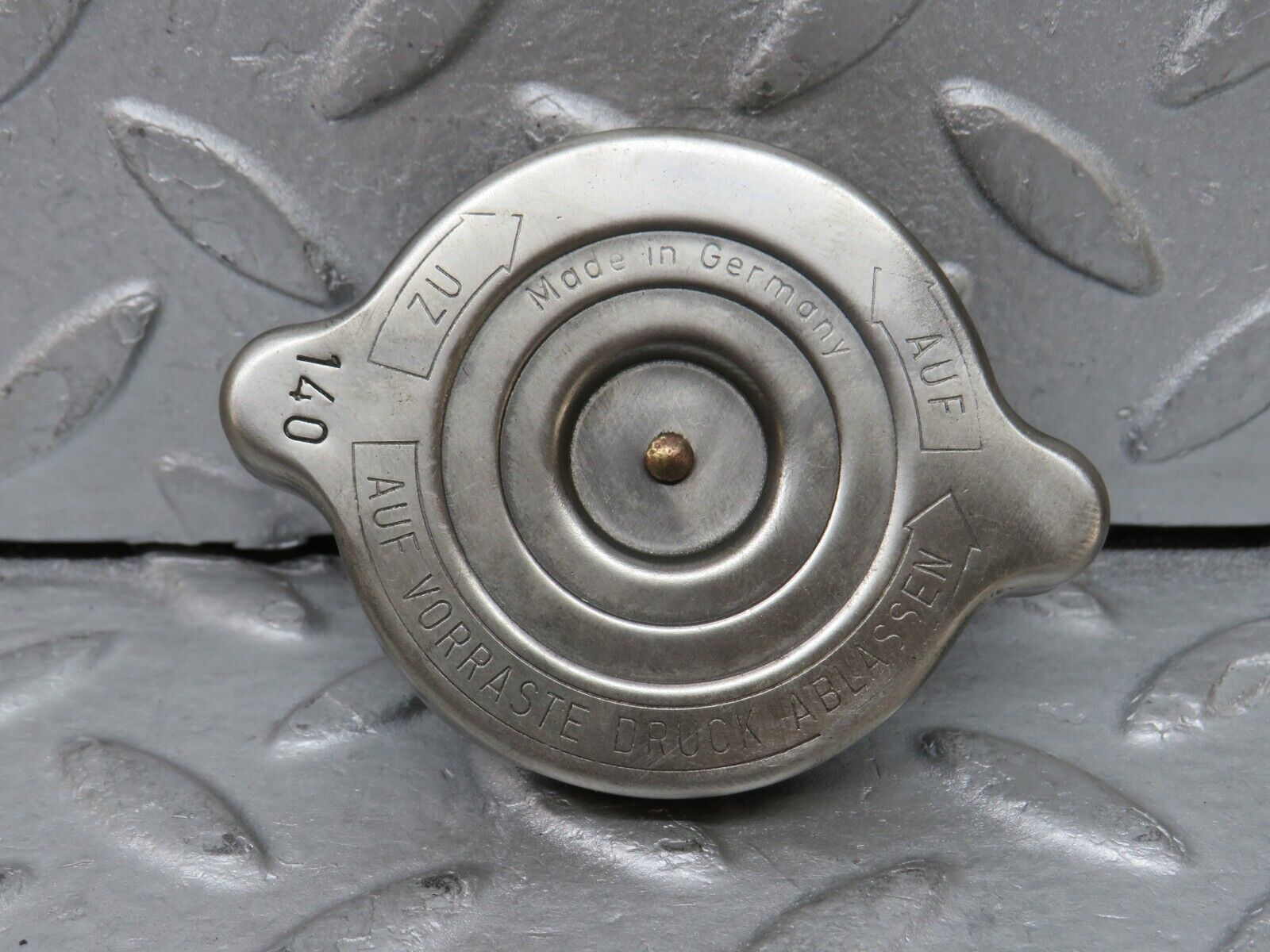 37741 Mercedes-Benz A124 320E Cabriolet Radiator Cap
