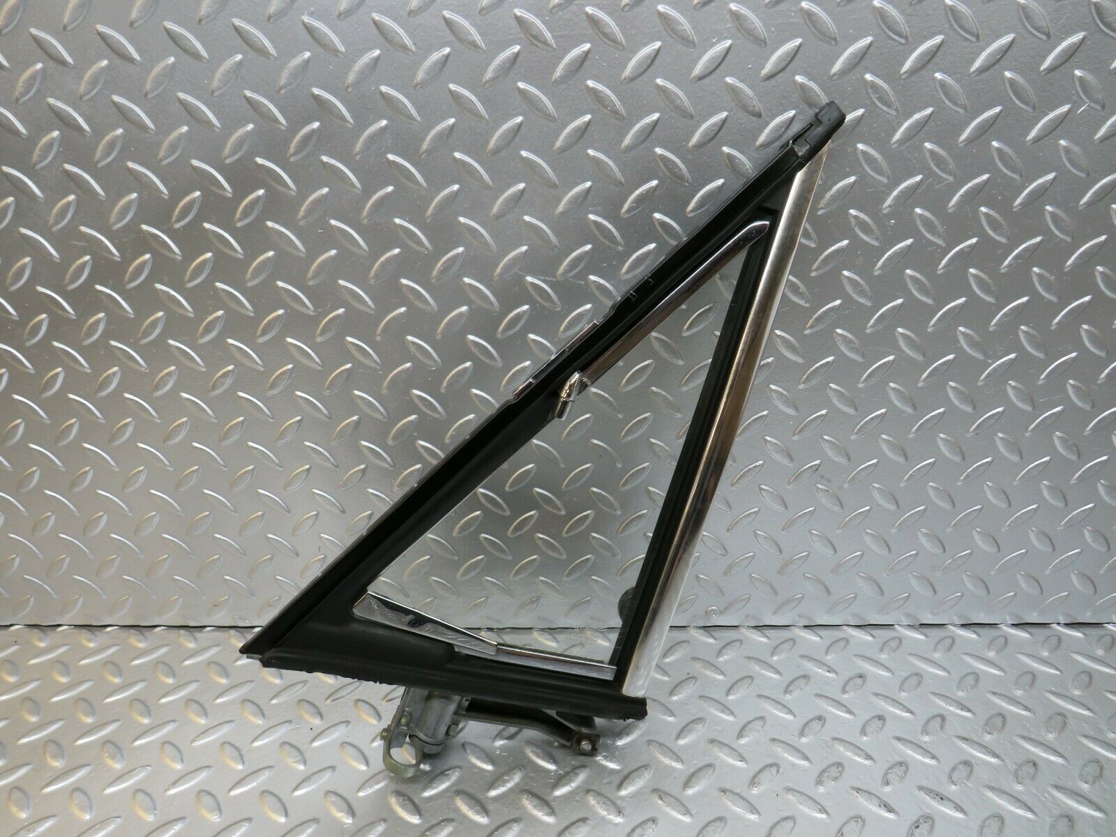24586 Mercedes-Benz W108 Front Left Quarter Window
