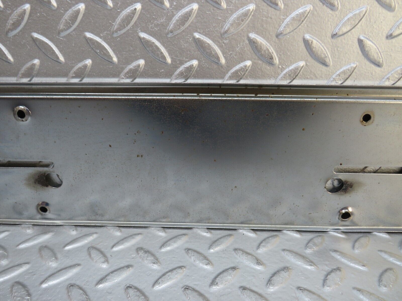 32512 Mercedes-Benz S124 300TE Wagon Rear number Plate Holder