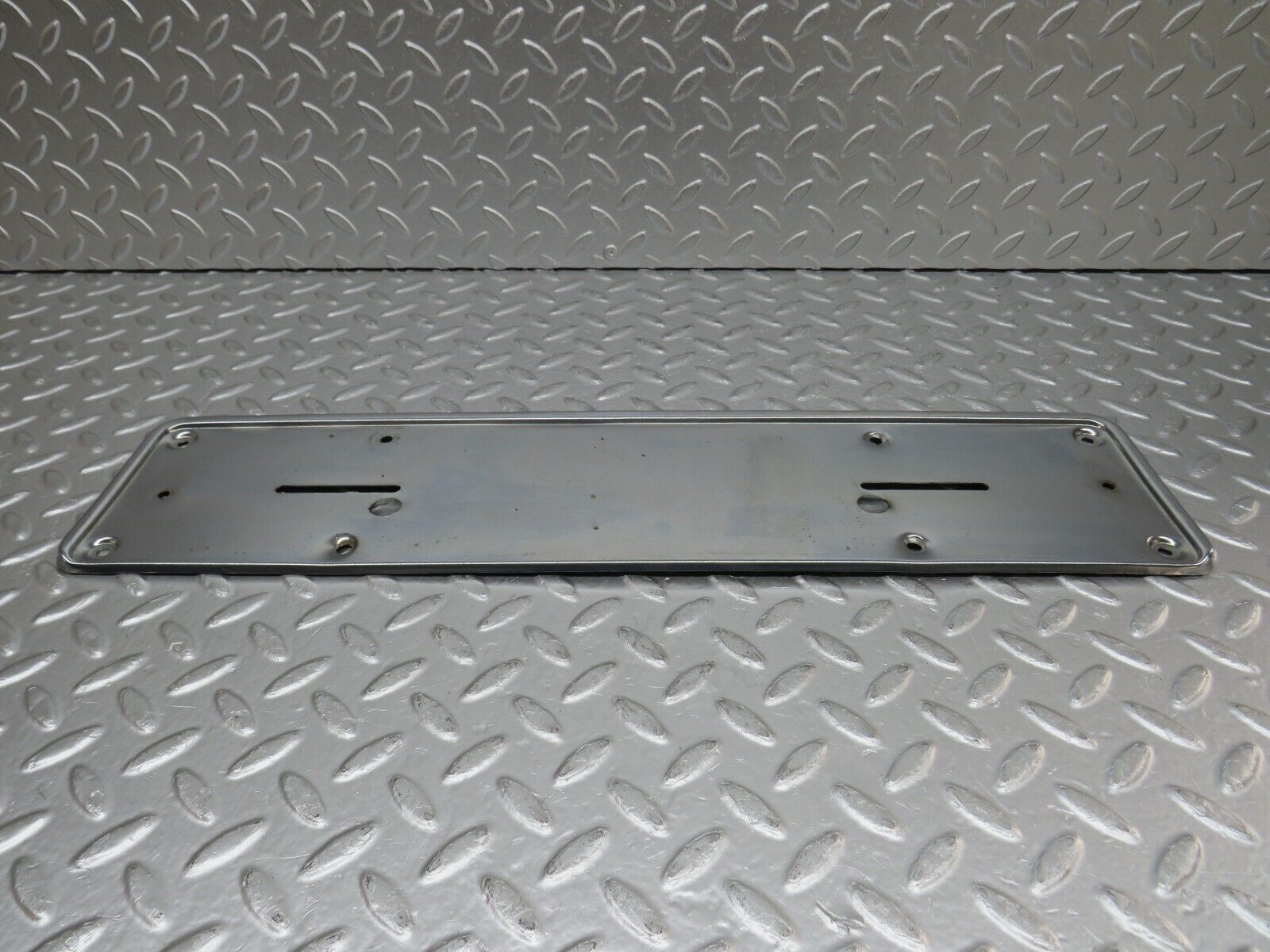 32512 Mercedes-Benz S124 300TE Wagon Rear number Plate Holder