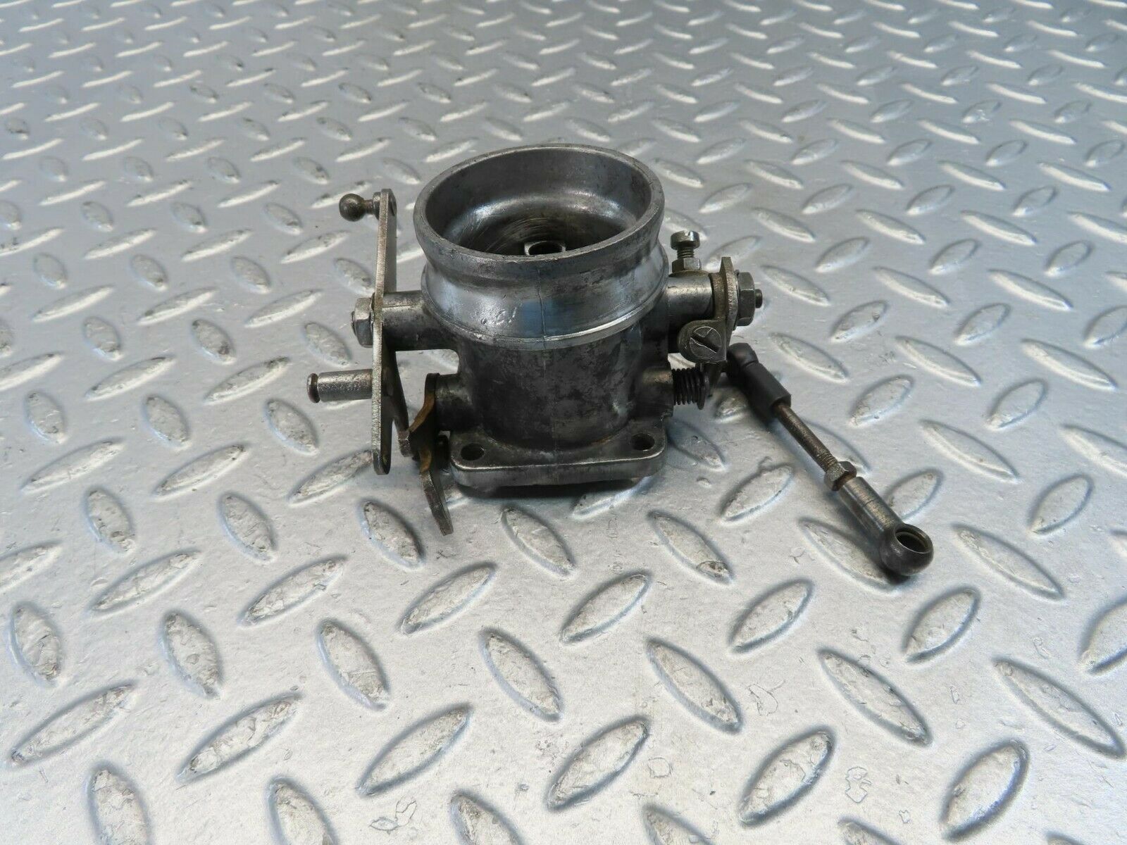 10960 Mercedes-Benz W115 220D Throttle Body Valve 6150710306