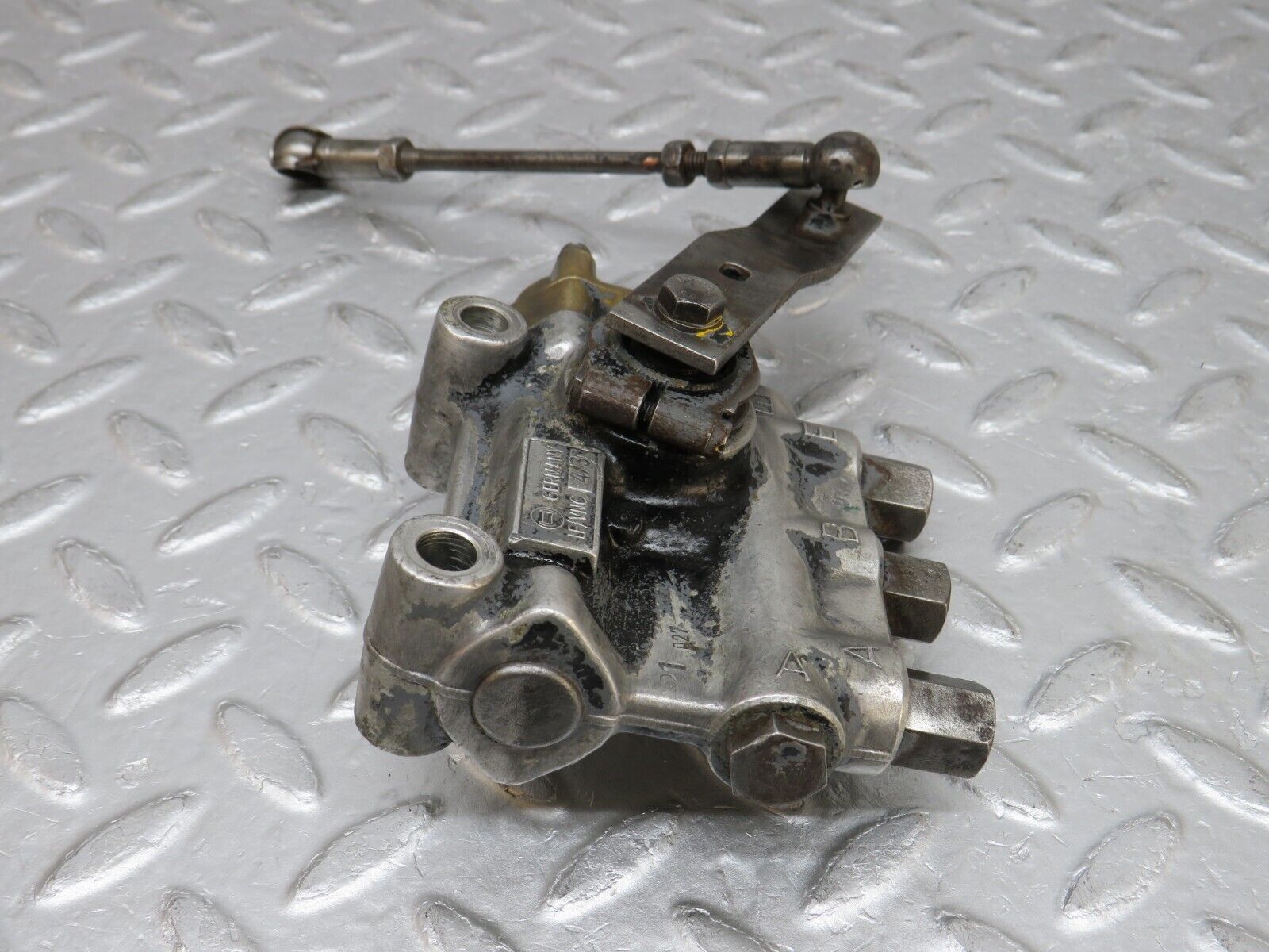 37548 Mercedes-Benz W109 300SEL Air Suspension Leveling Valve Bosch
