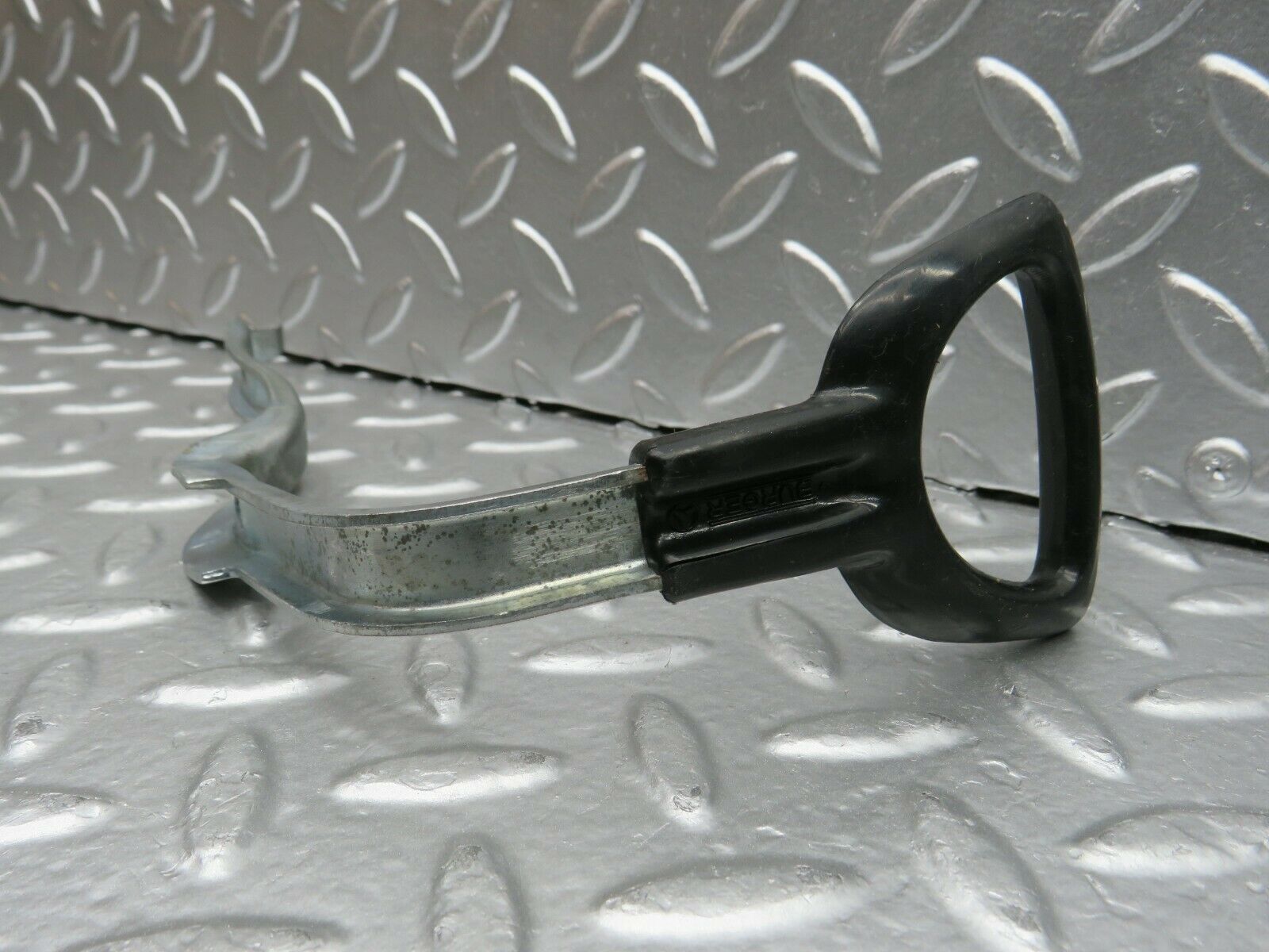 22303 Mercedes-Benz S123 280TE Wagon Front Right Height Adjusting Handle