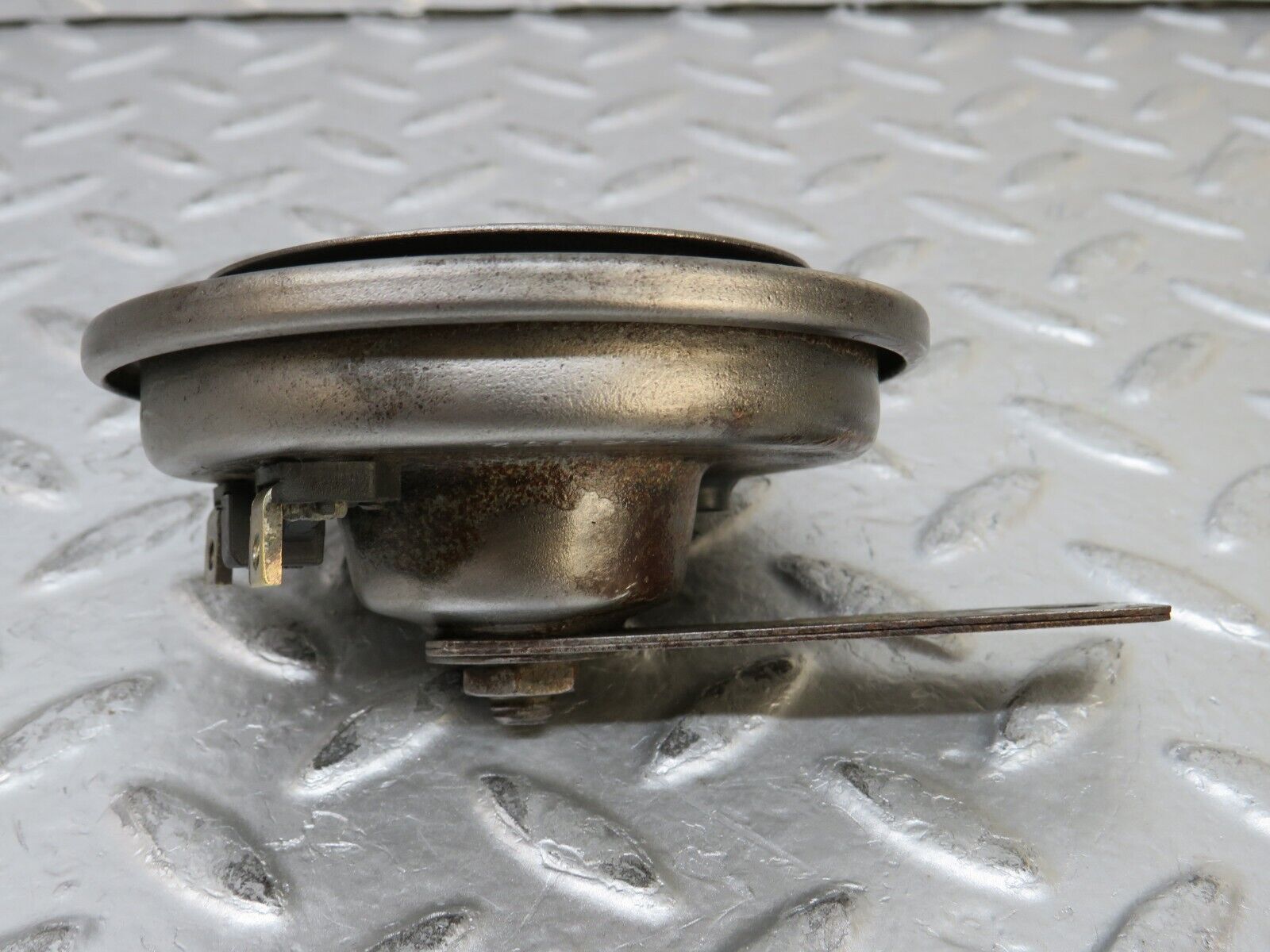 26900 Mercedes-Benz W123 240D Horn 0035424220