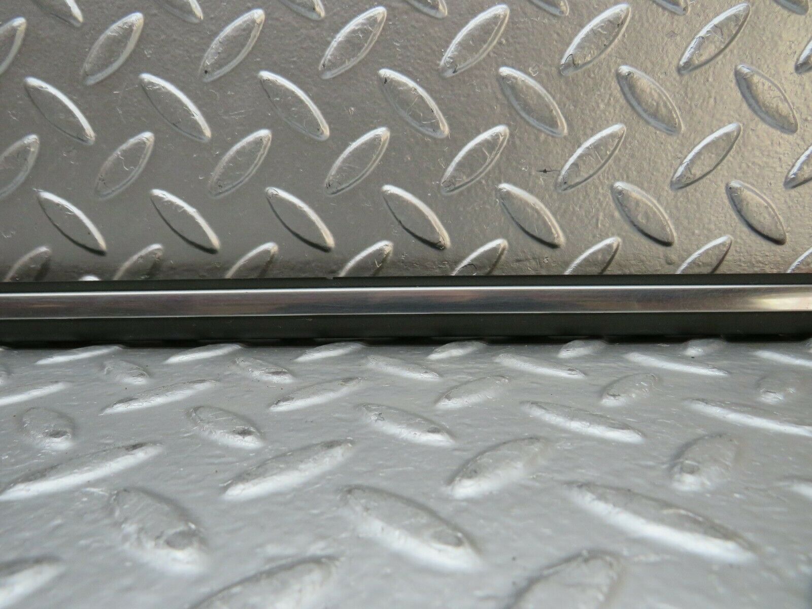 24008 Mercedes-Benz W123 280E Front Left Door Centre Moulding Trim