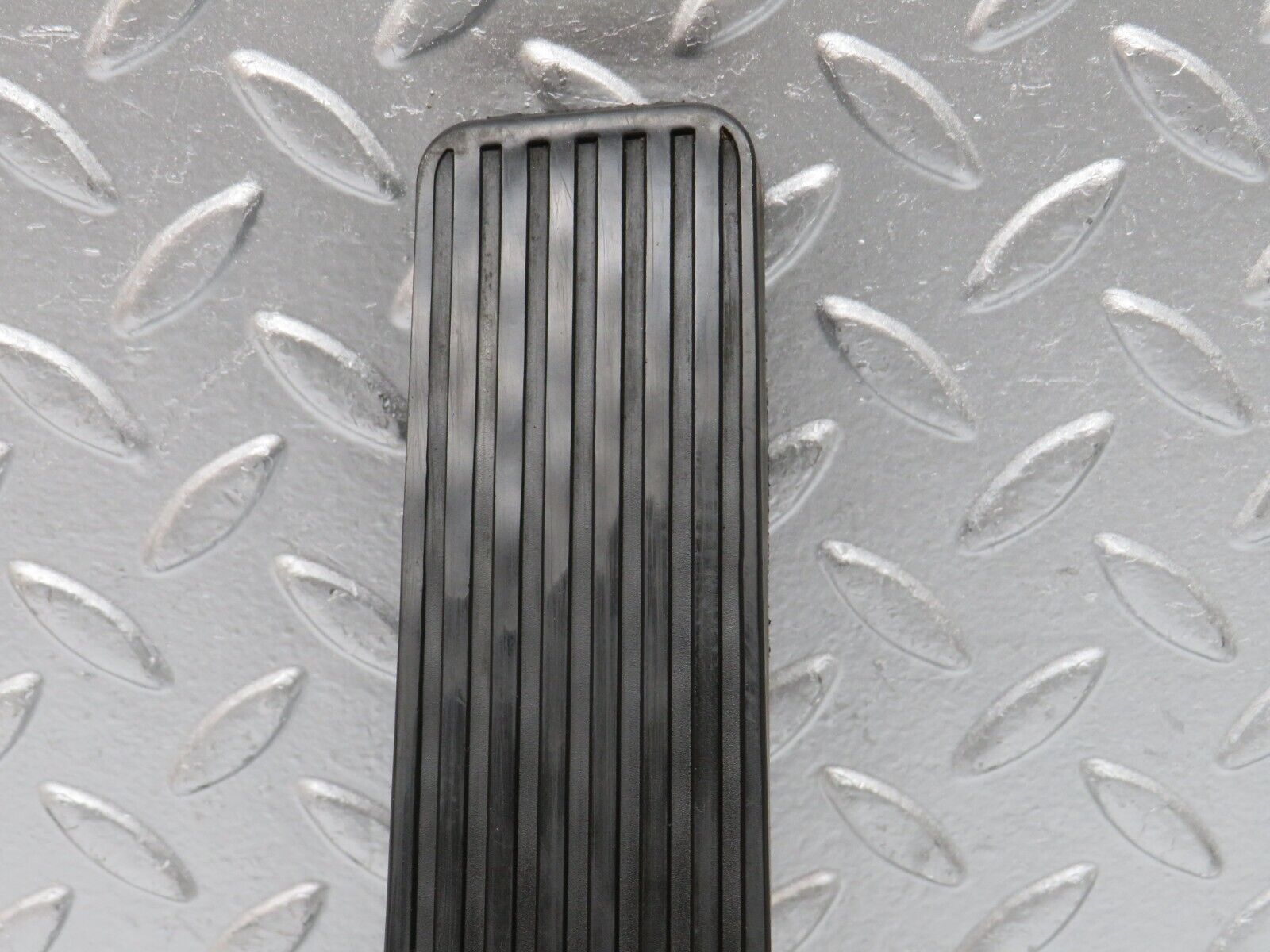 32597 Mercedes-Benz S124 300TE Wagon Accelerator Pedal With Rubber 1233010082