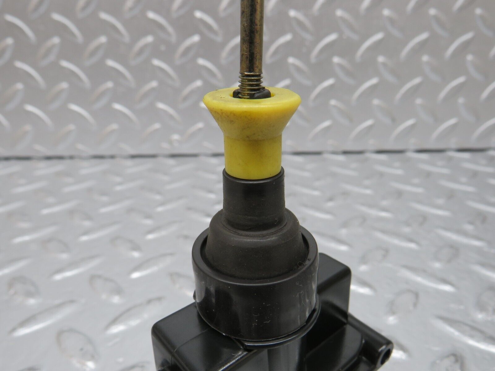 32494 Mercedes-Benz S124 300TE Wagon Trunk Lock Vacuum Actuator